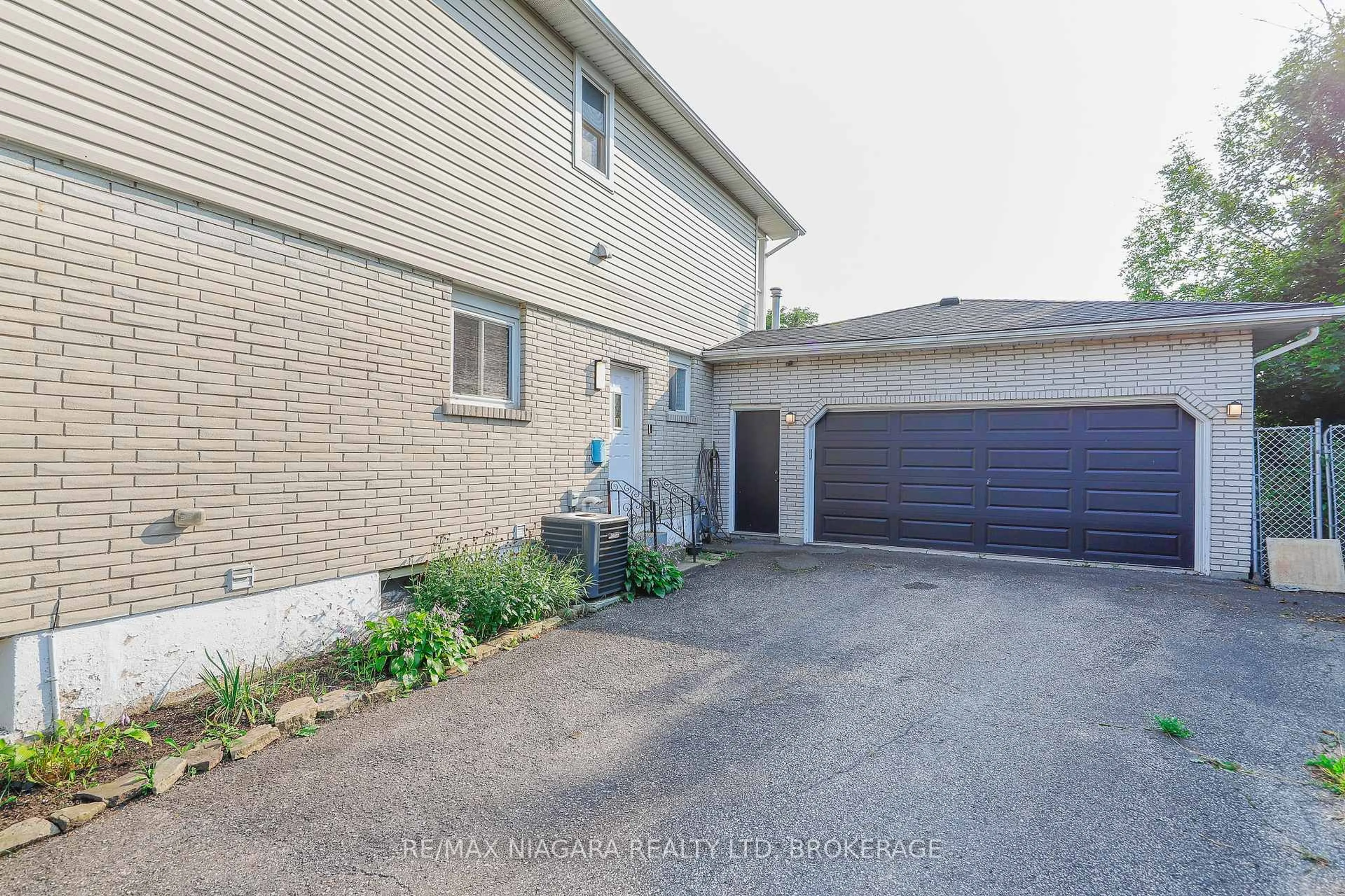 A pic from outside/outdoor area/front of a property/back of a property/a pic from drone, street for 18 Roxborough Crt, St. Catharines Ontario L2M 6E3