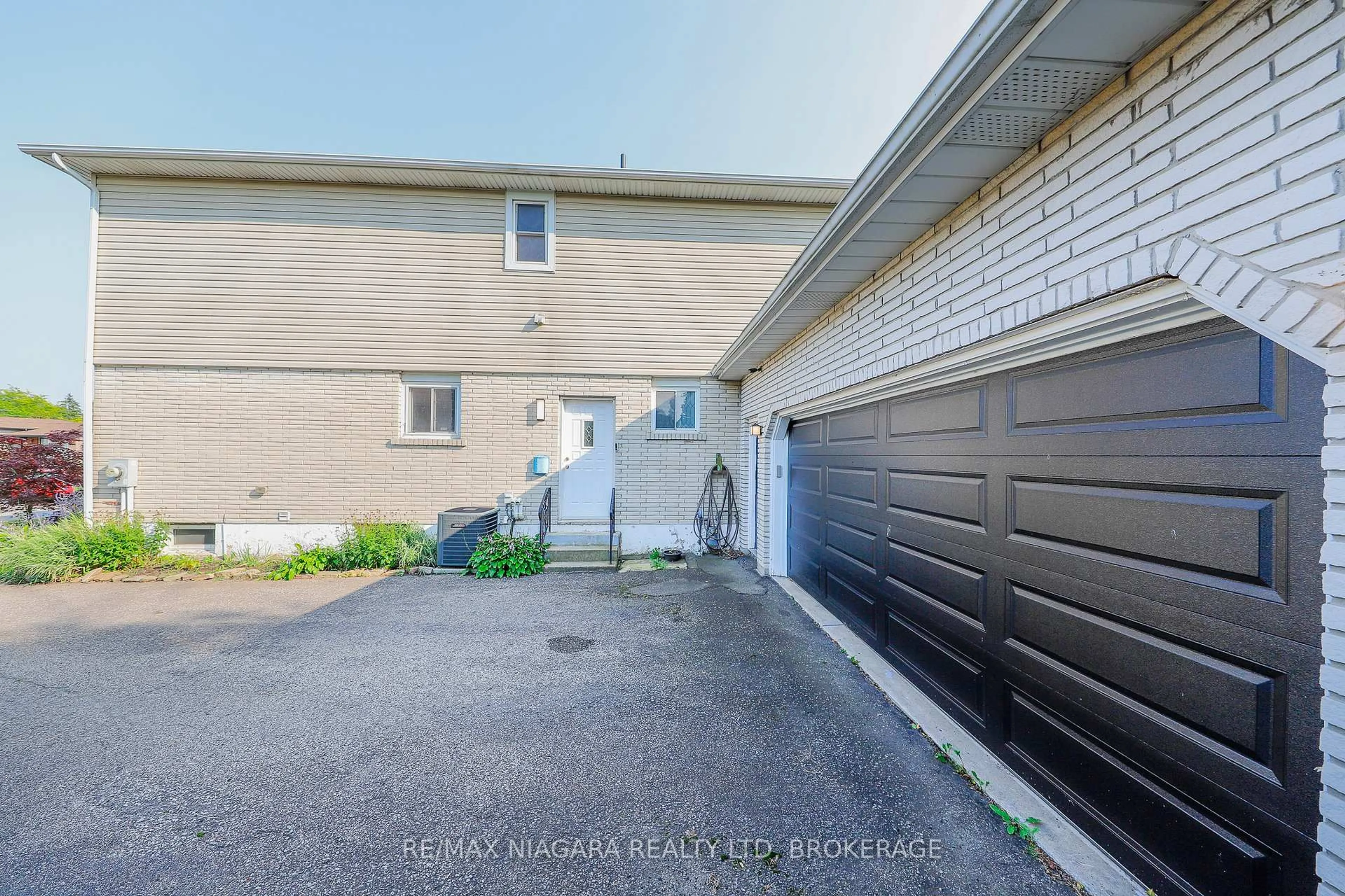 A pic from outside/outdoor area/front of a property/back of a property/a pic from drone, street for 18 Roxborough Crt, St. Catharines Ontario L2M 6E3