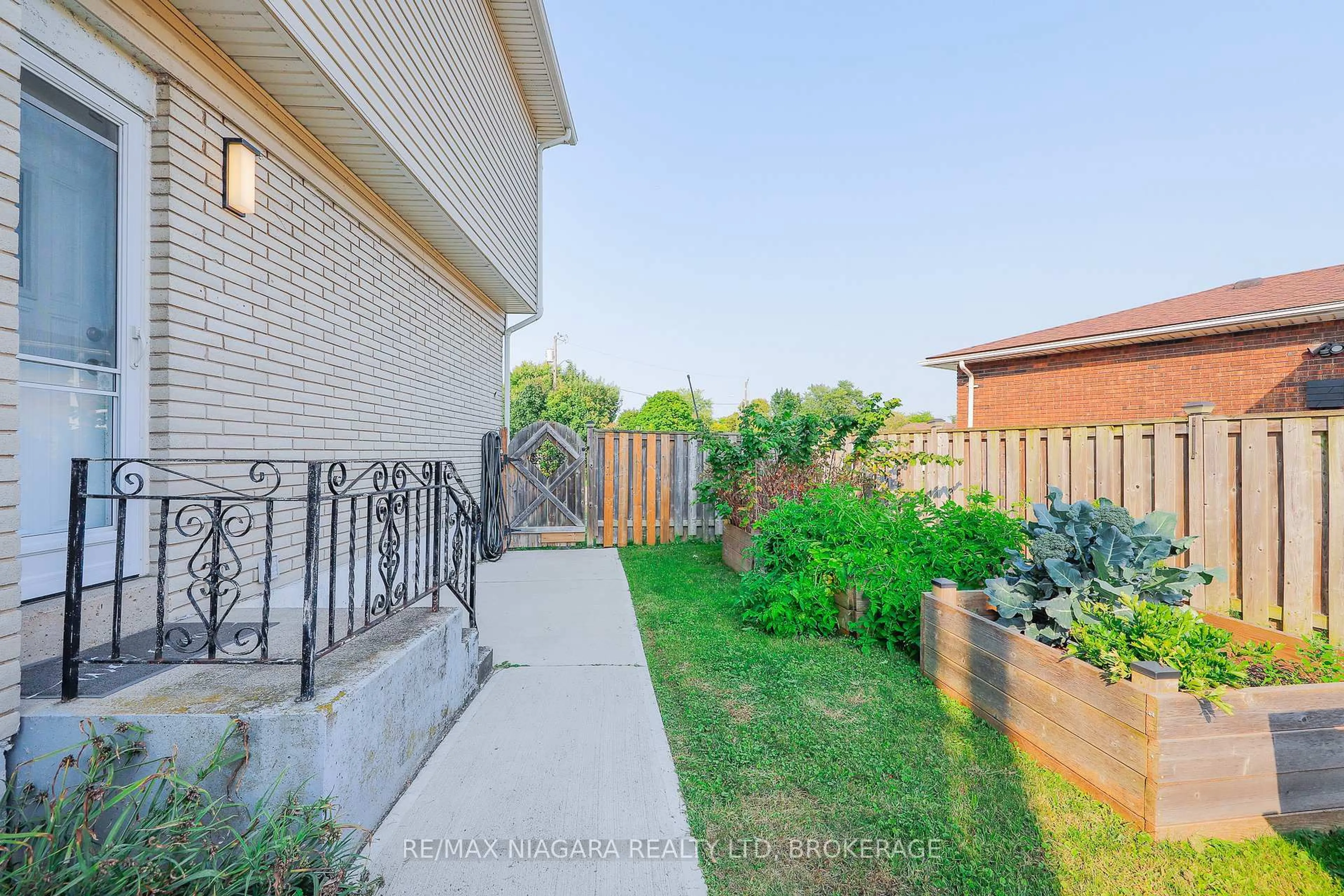 Patio, street for 18 Roxborough Crt, St. Catharines Ontario L2M 6E3