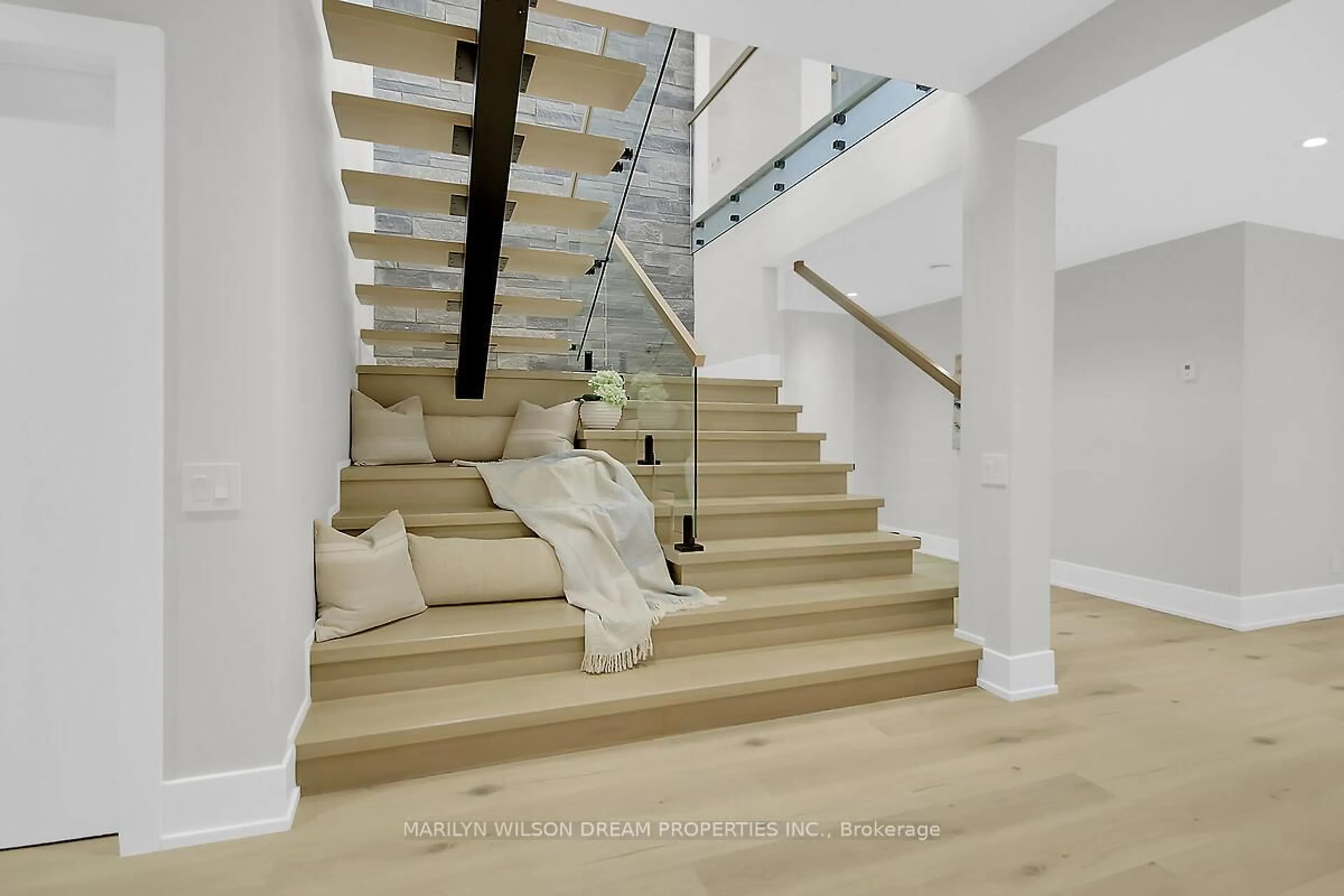 Stairs for 1070 Green Jacket Cres, Greely Ontario K4P 0G6