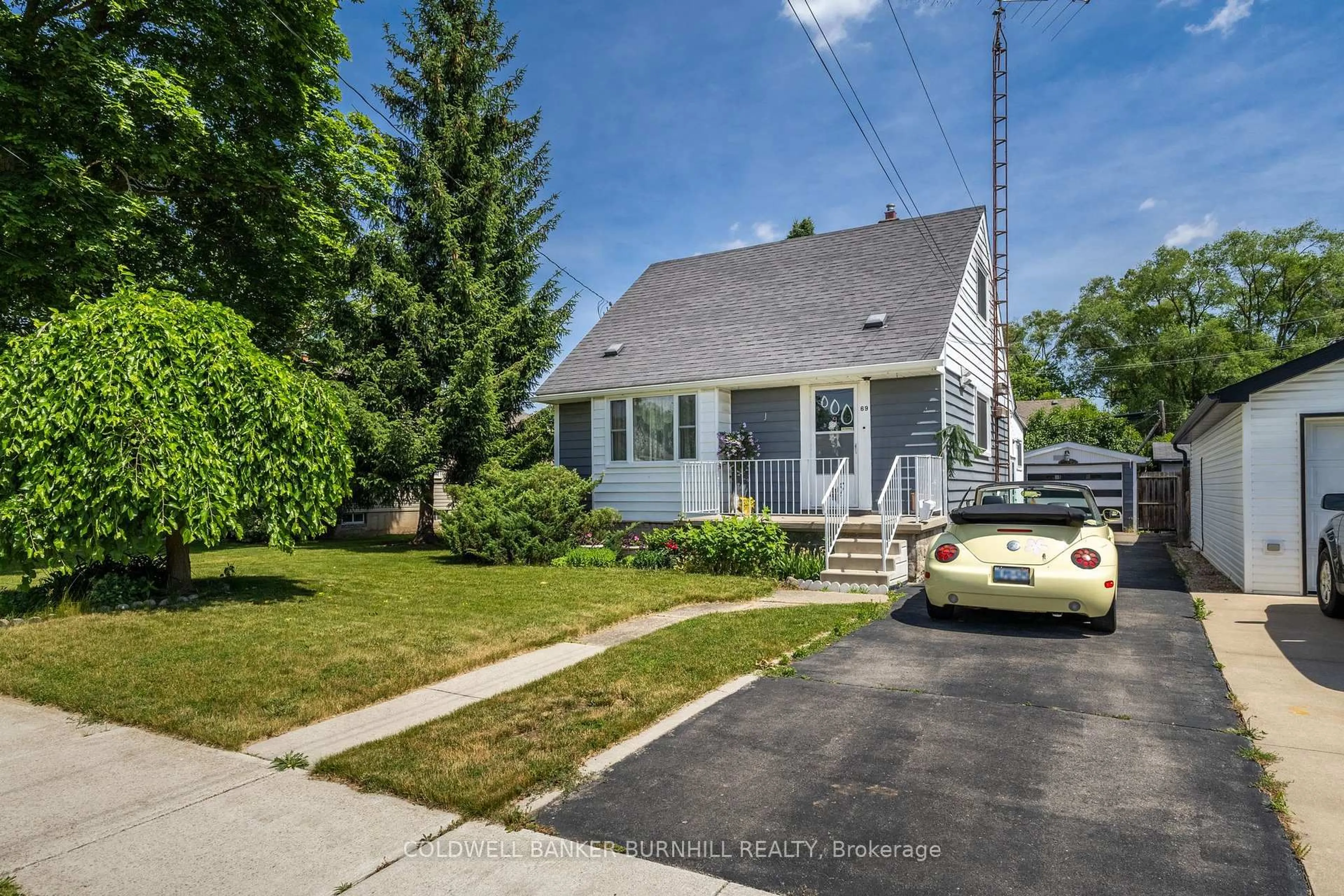 A pic from outside/outdoor area/front of a property/back of a property/a pic from drone, street for 69 Alexander Dr, Brantford Ontario N3T 5C6