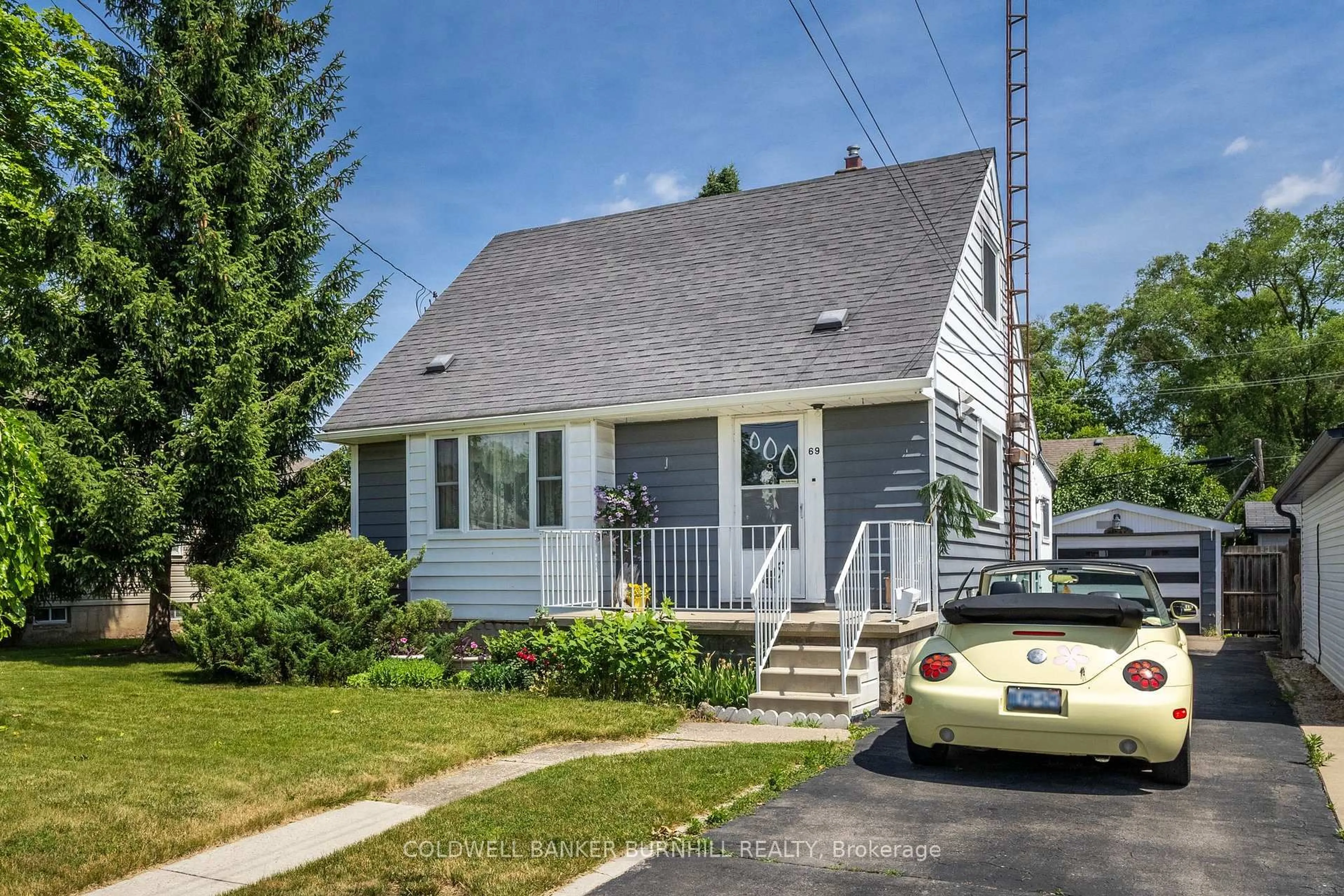Home with vinyl exterior material, street for 69 Alexander Dr, Brantford Ontario N3T 5C6