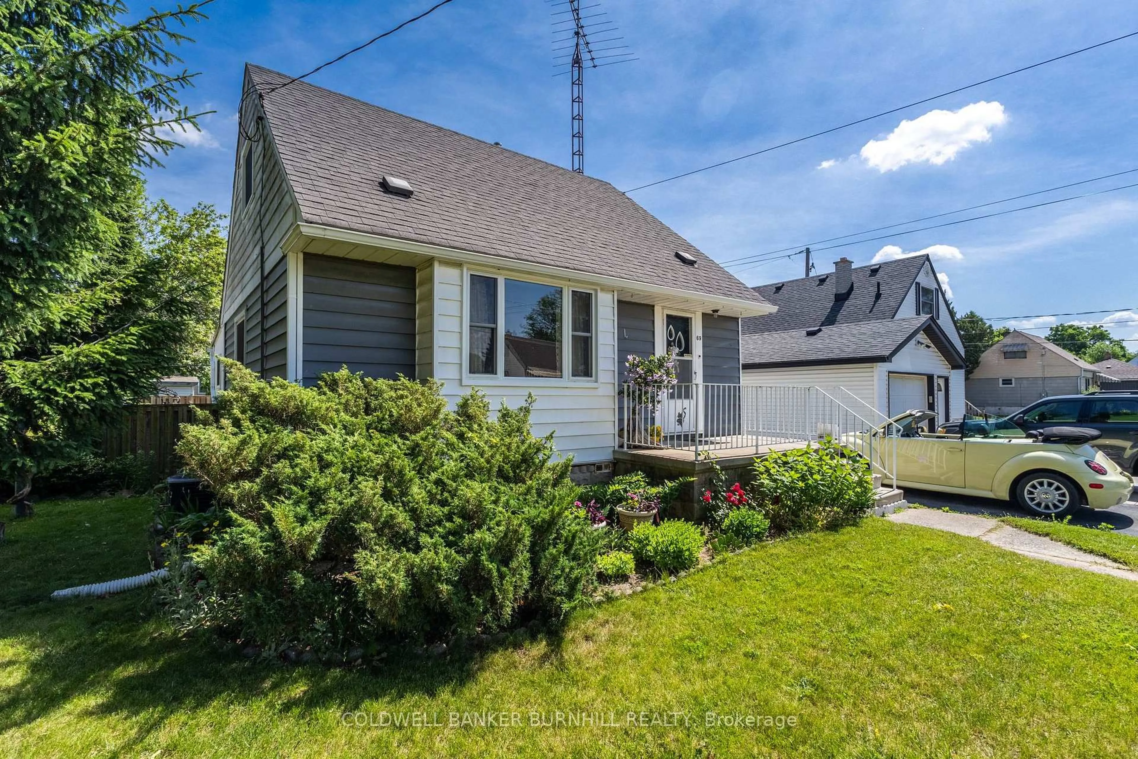 Home with vinyl exterior material, street for 69 Alexander Dr, Brantford Ontario N3T 5C6