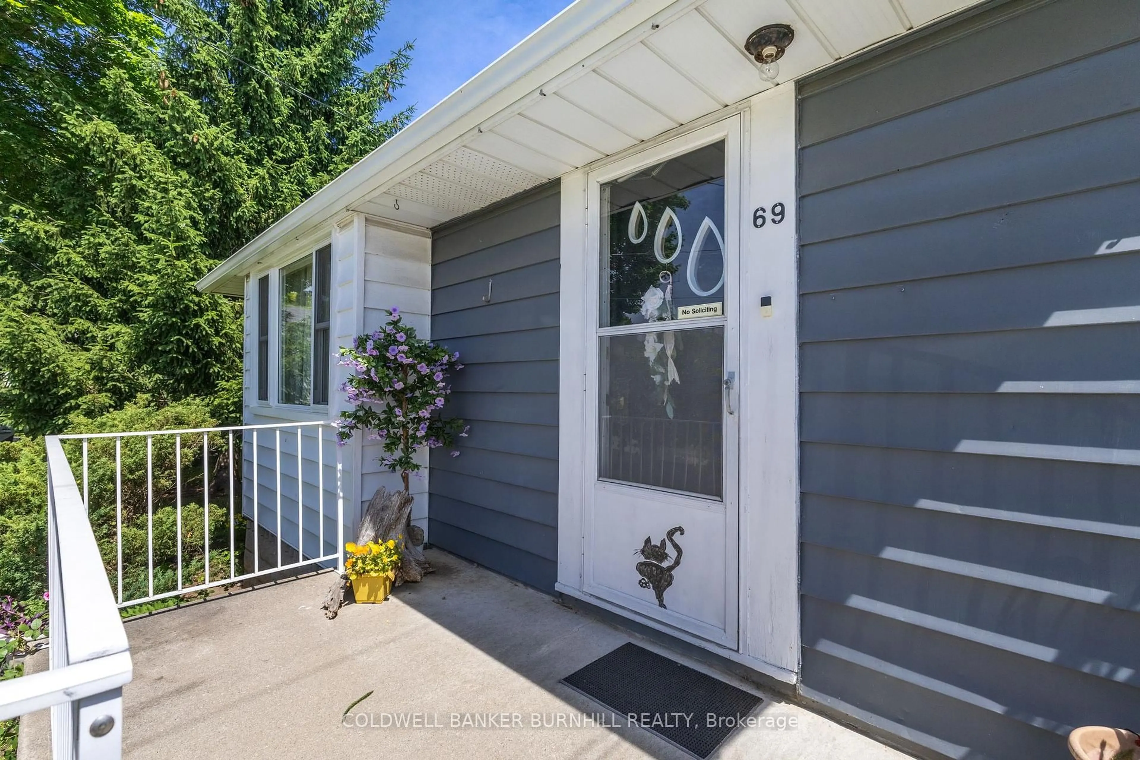 Home with vinyl exterior material, street for 69 Alexander Dr, Brantford Ontario N3T 5C6