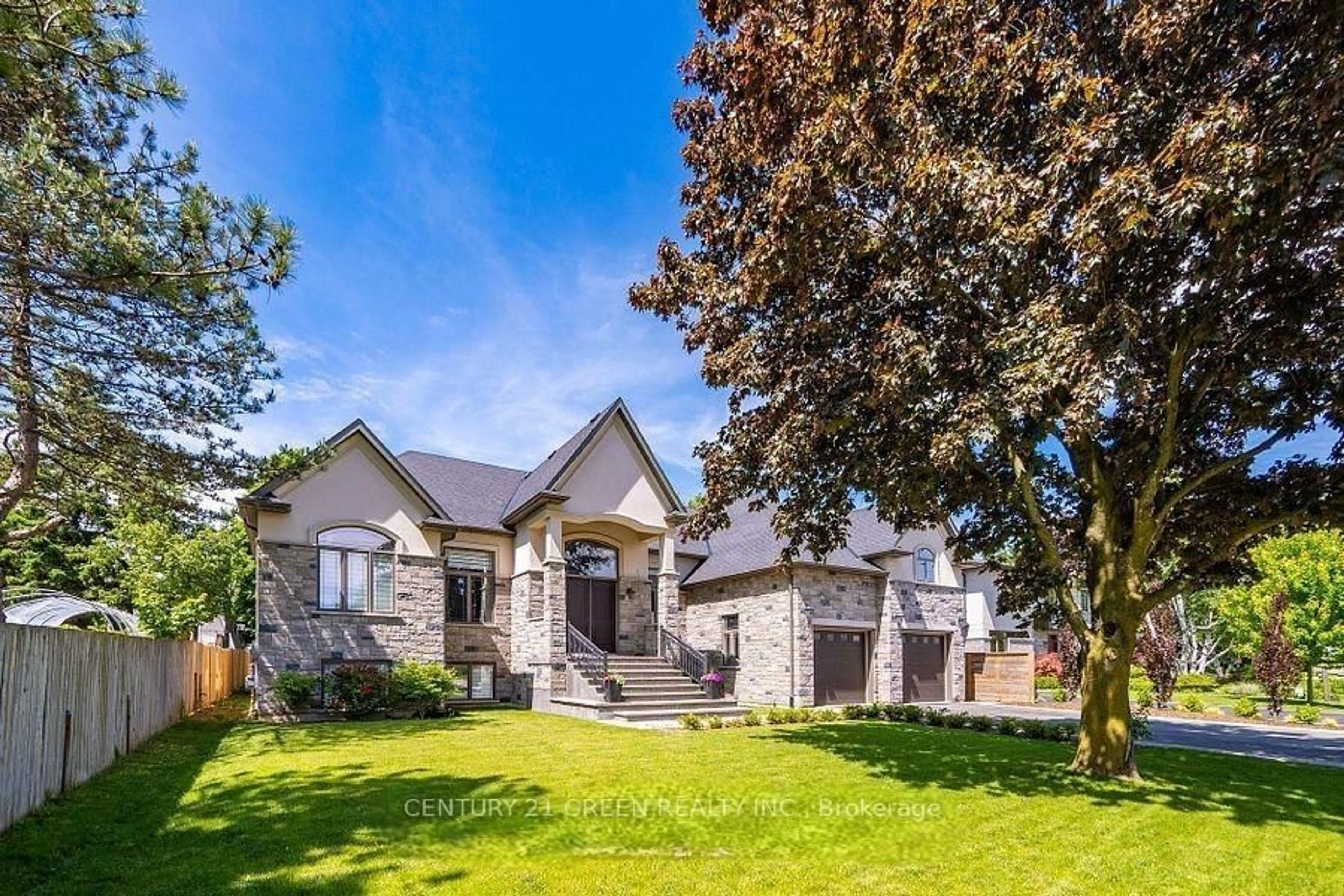 Home with brick exterior material, unknown for 679 Hiawatha Blvd, Hamilton Ontario L9G 3A6