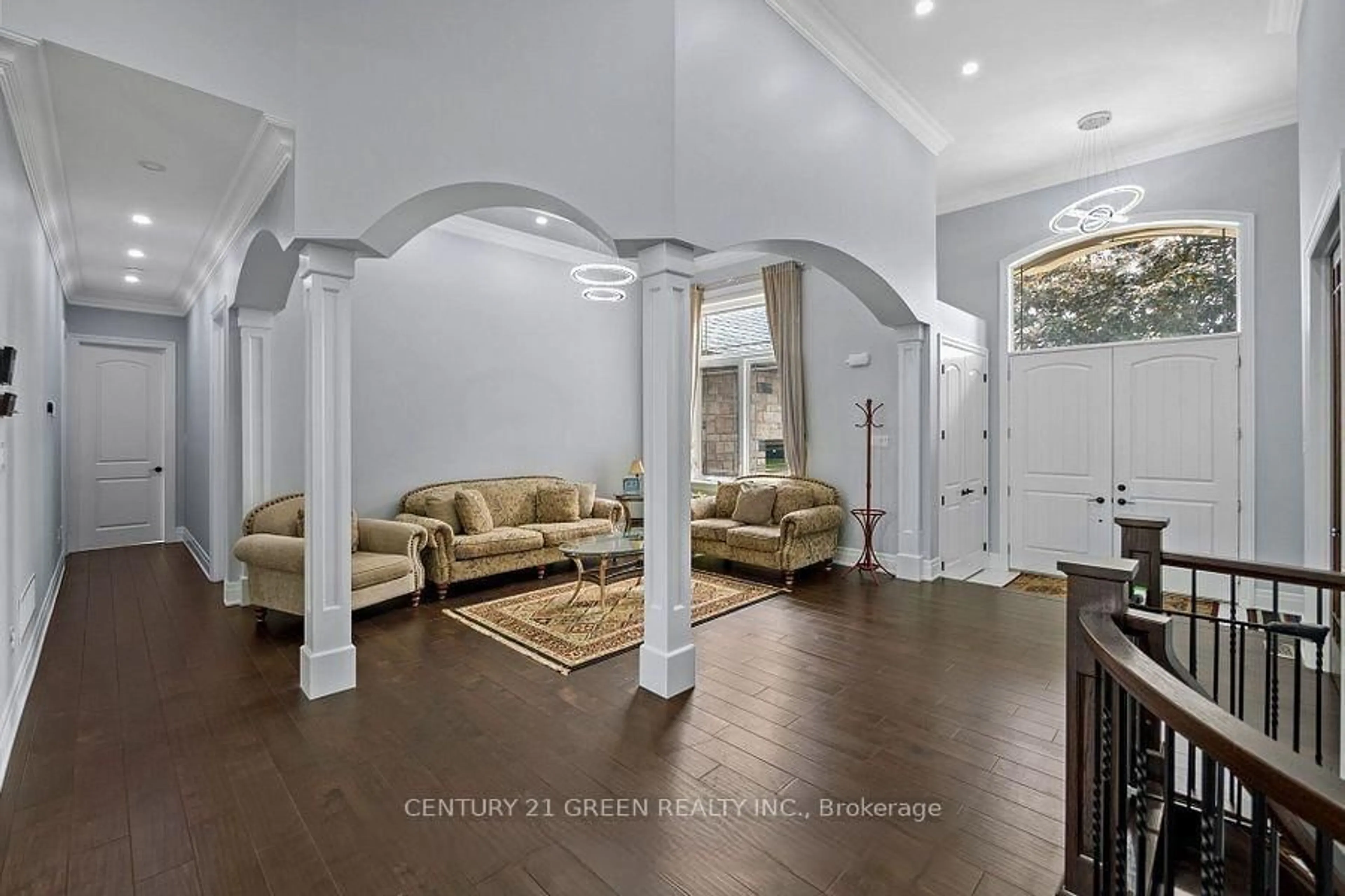 Indoor foyer for 679 Hiawatha Blvd, Hamilton Ontario L9G 3A6