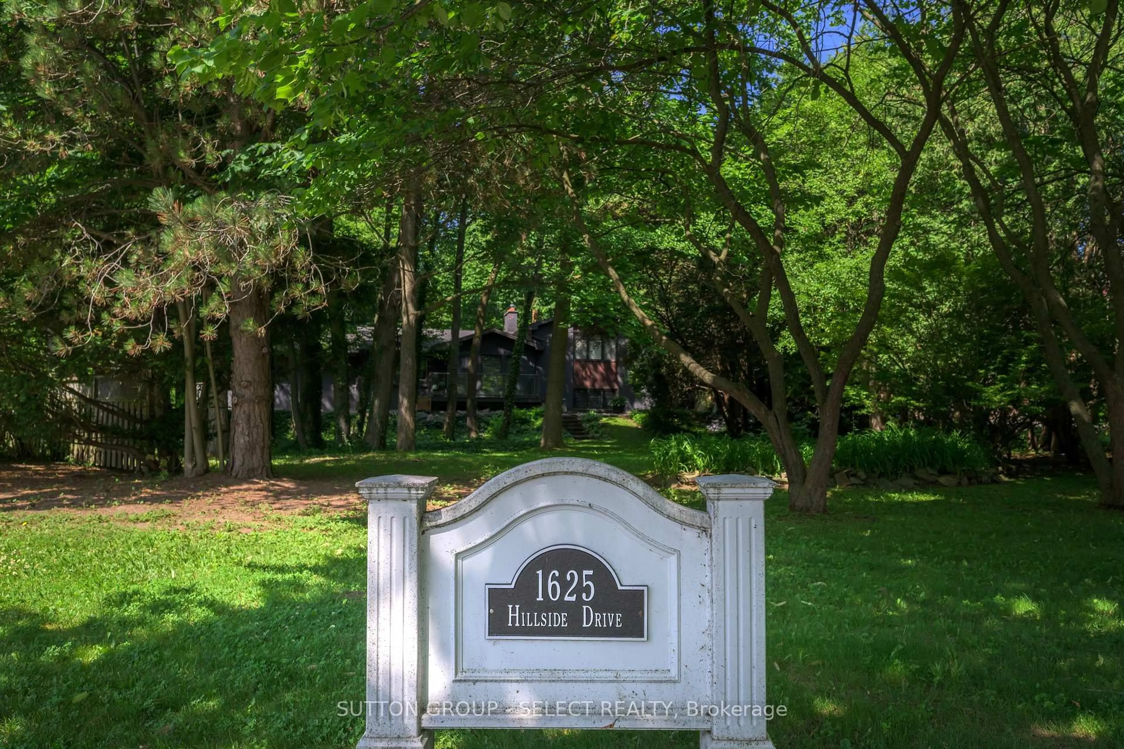 Unknown for 1625 Hillside Dr, London North Ontario N6G 2R1