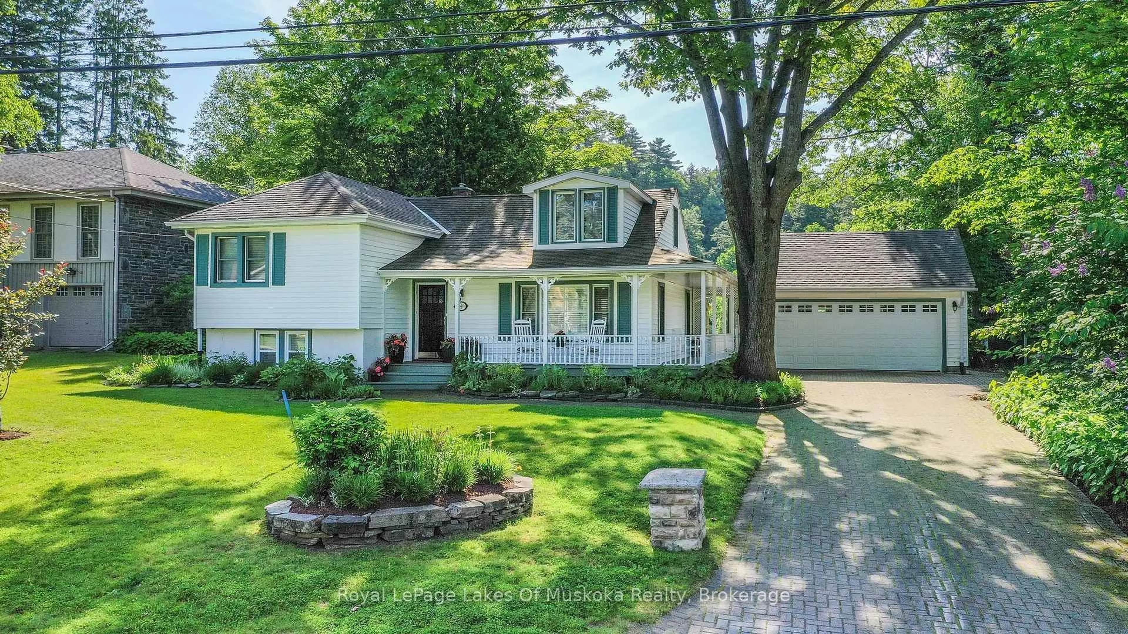 Home with vinyl exterior material, street for 9 Mountview Ave, Huntsville Ontario P1H 1G8