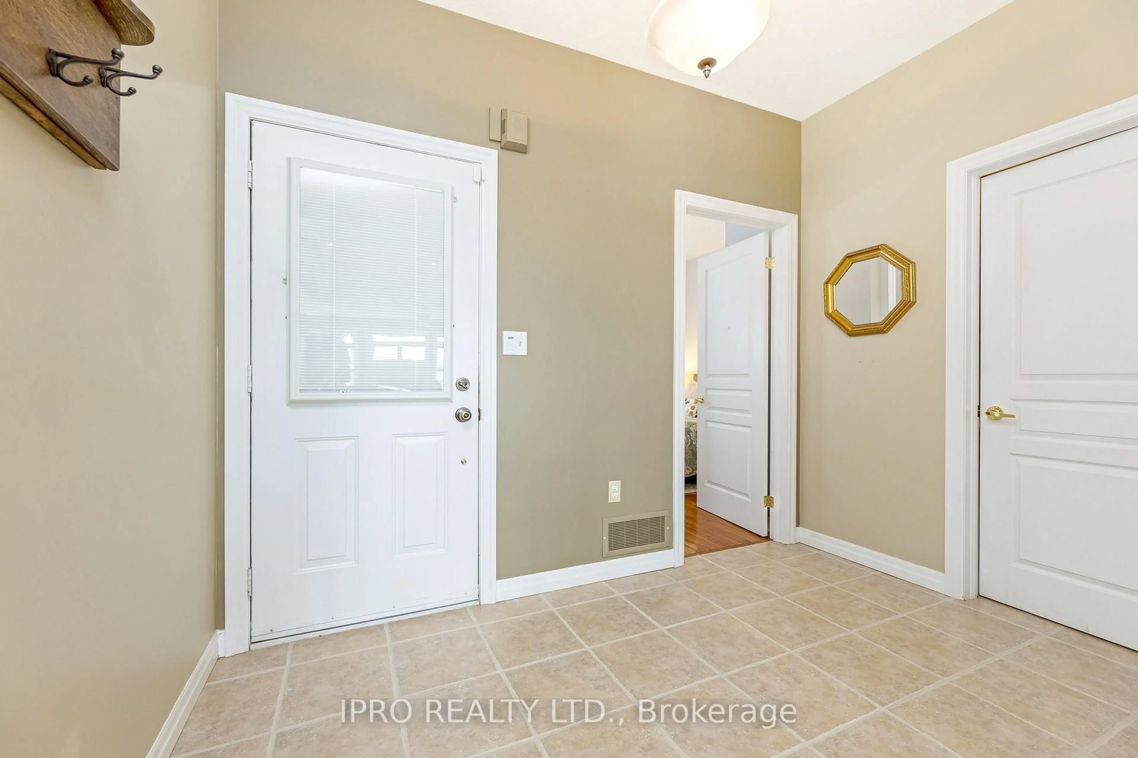Indoor entryway for 165 Chandos Dr #18, Kitchener Ontario N2A 4H8