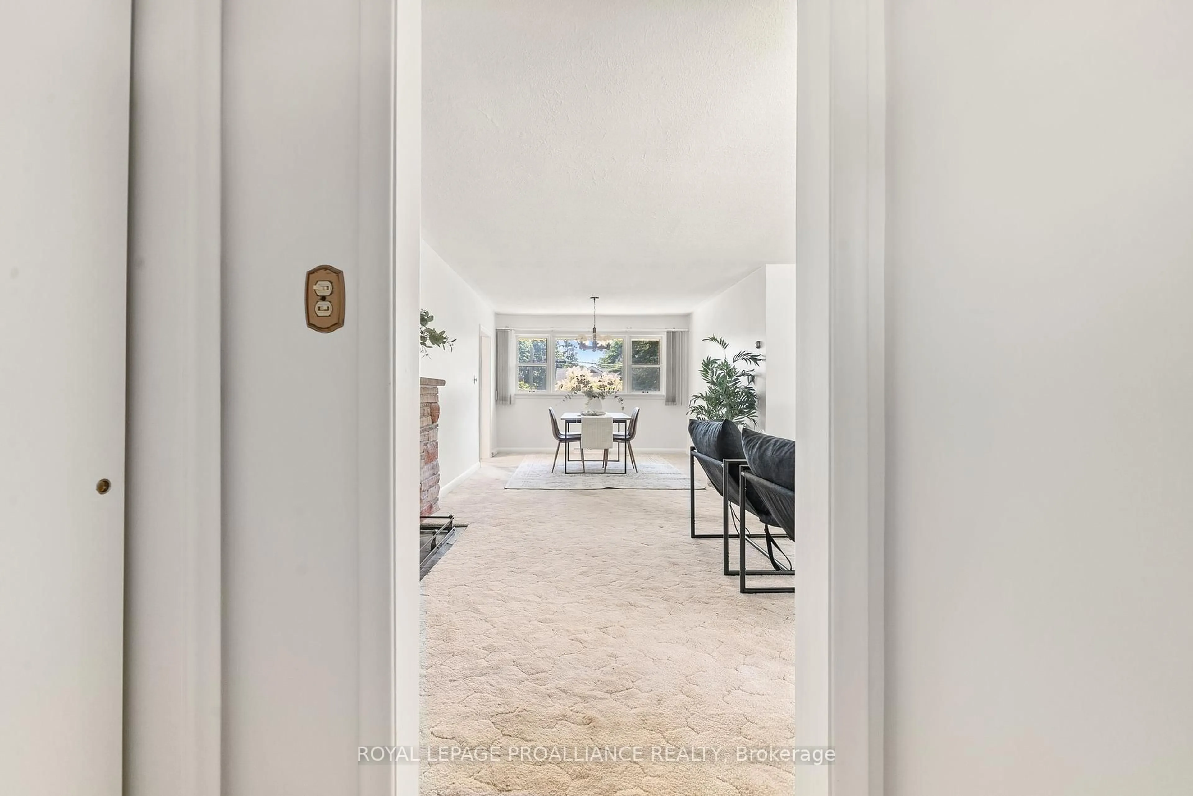 Indoor entryway for 19 Lee Ave, Belleville Ontario K8N 1Y1
