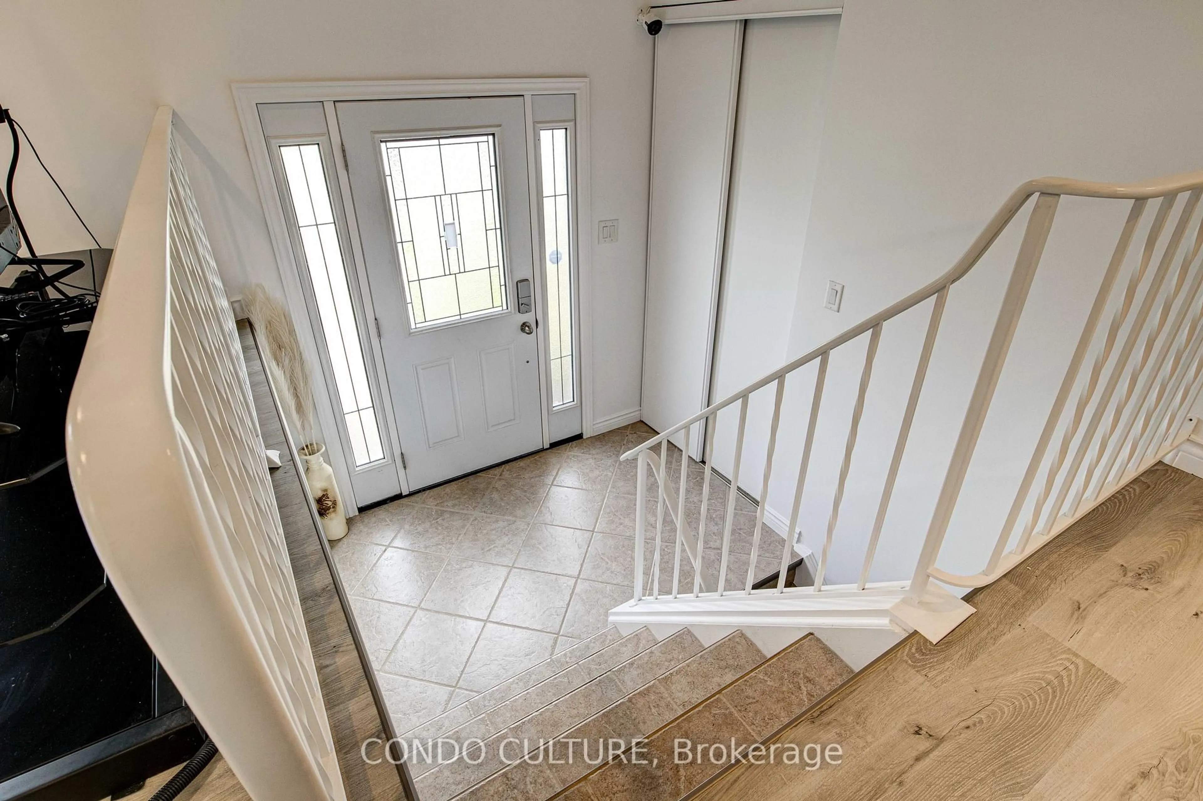 Indoor entryway for 238 Foxhunt Rd, Waterloo Ontario N2K 2R9