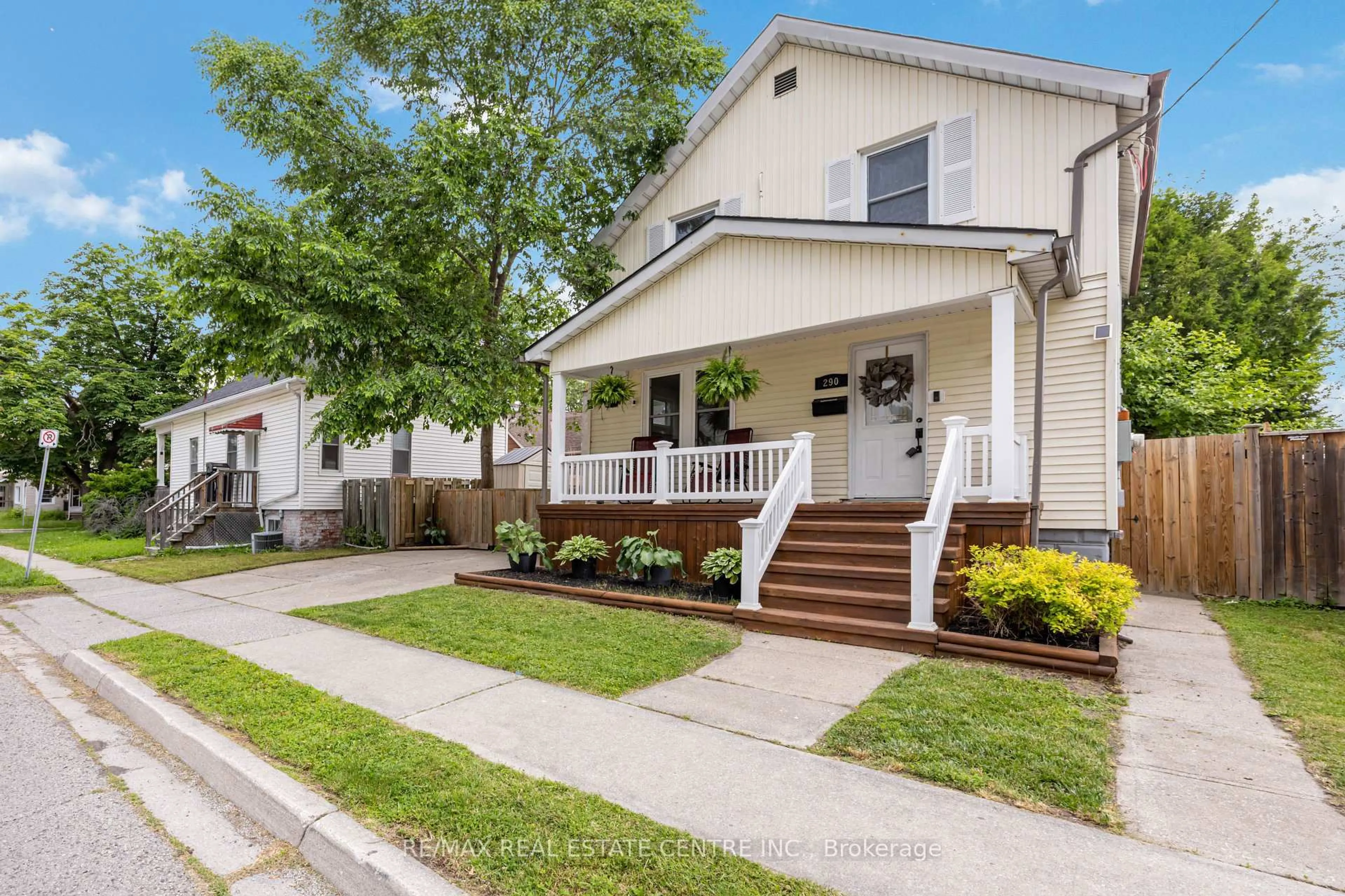 Home with vinyl exterior material, street for 290 Cromwell St, Sarnia Ontario N7T 3Y4