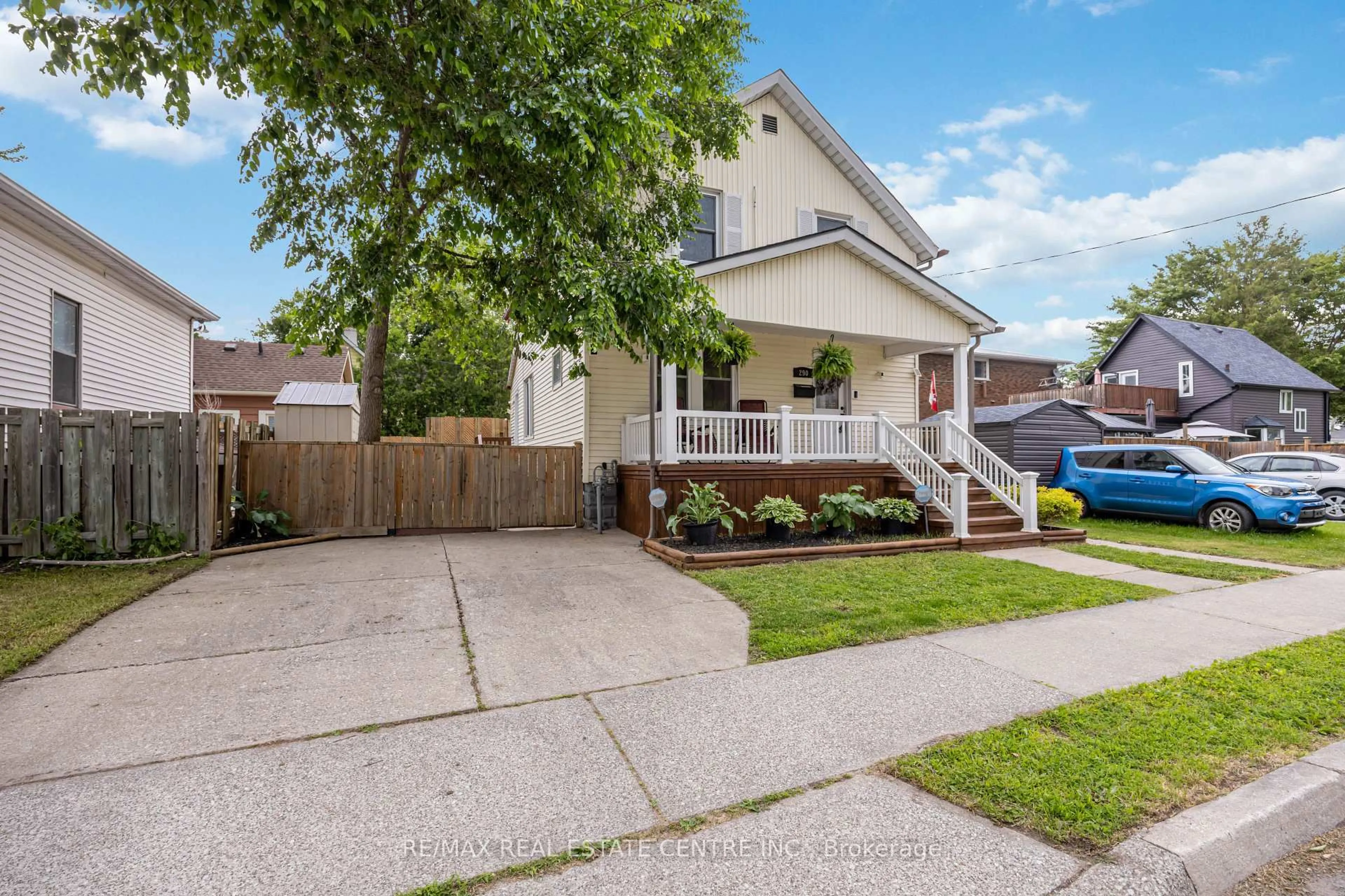 Home with vinyl exterior material, street for 290 Cromwell St, Sarnia Ontario N7T 3Y4