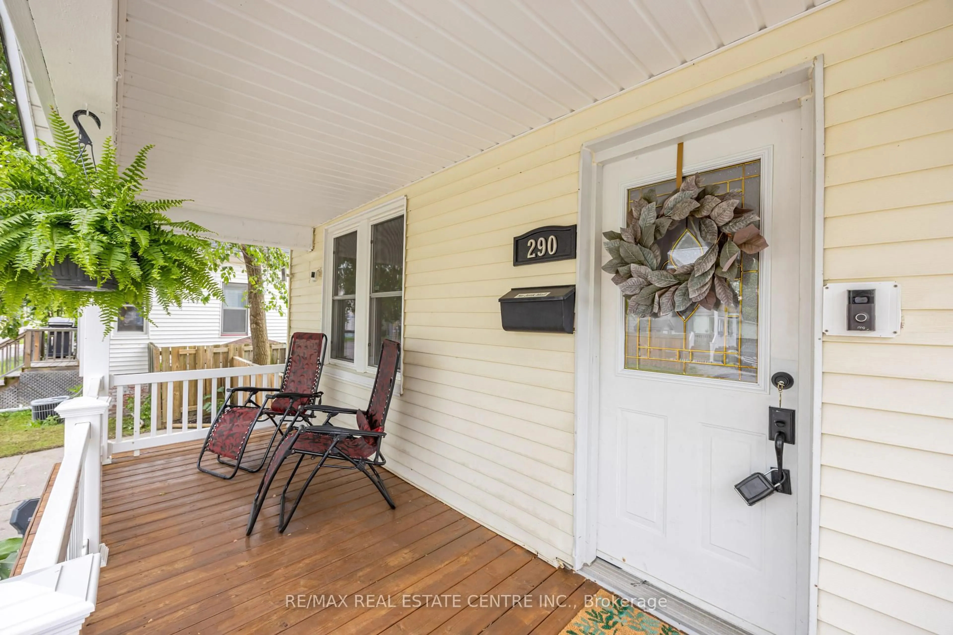 Indoor entryway for 290 Cromwell St, Sarnia Ontario N7T 3Y4