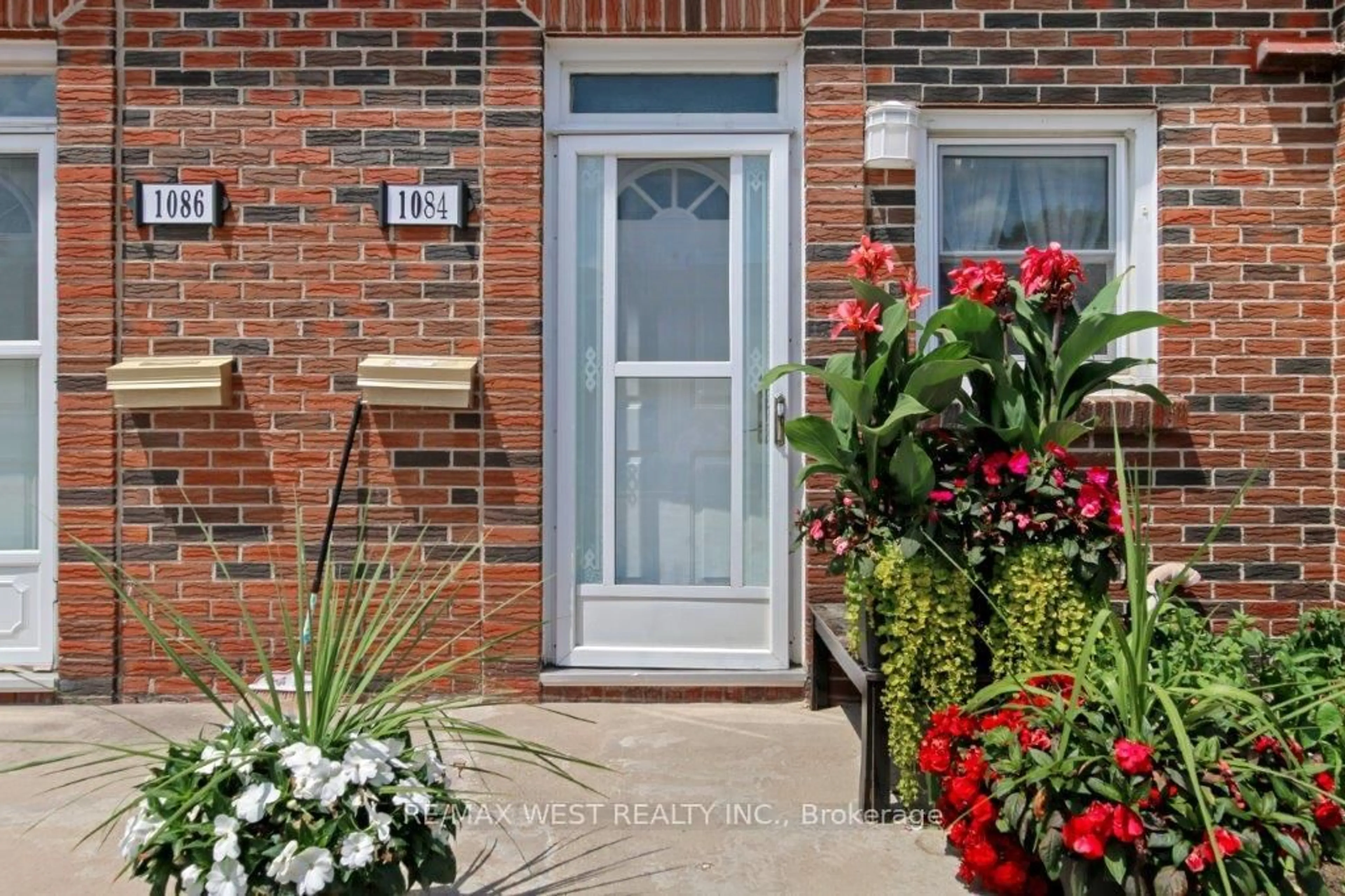 Indoor entryway for 1084 Southdale Rd, London South Ontario N6E 1B2