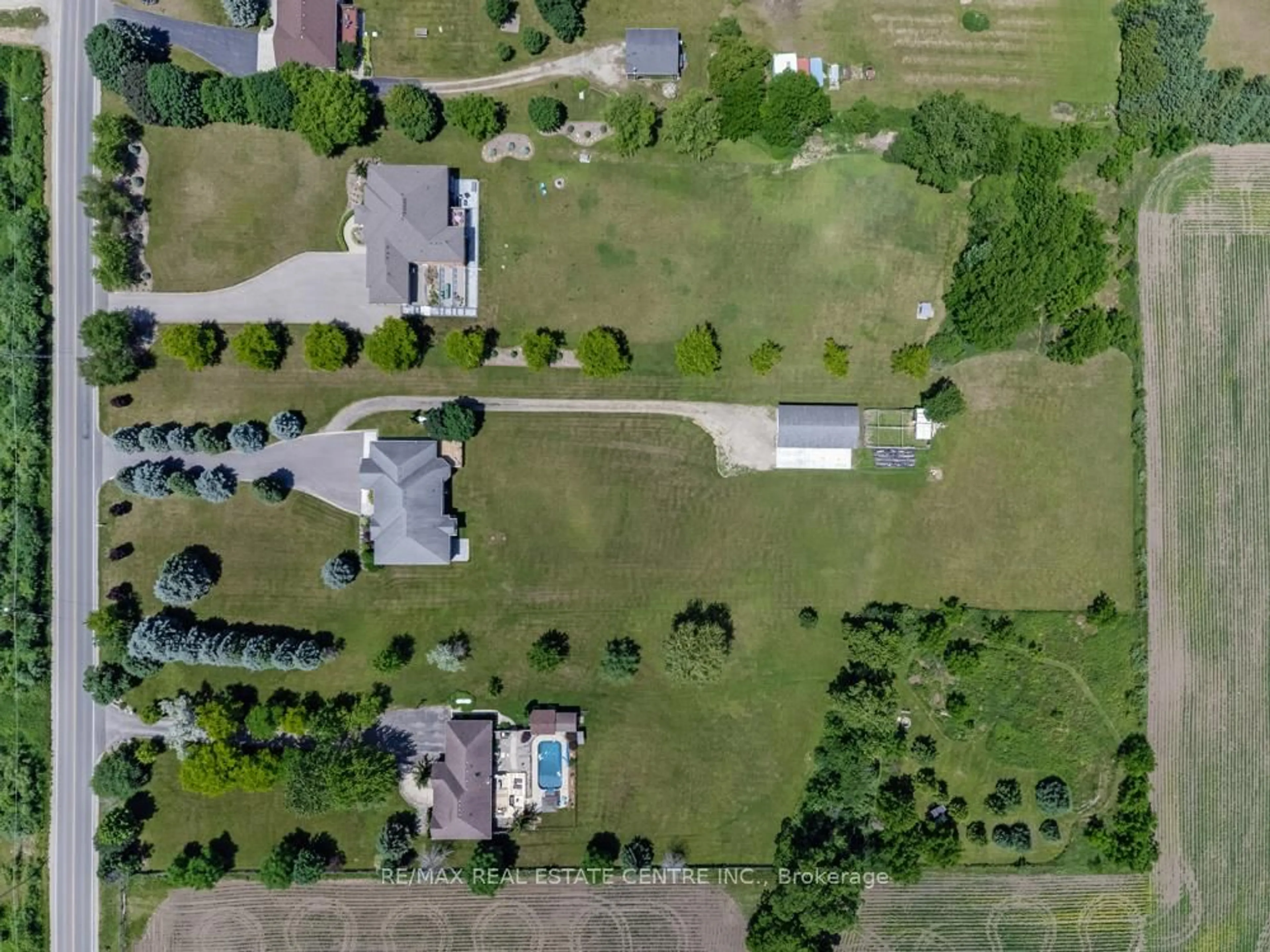 A pic from outside/outdoor area/front of a property/back of a property/a pic from drone, unknown for 1753 Shellard Rd, North Dumfries Ontario N1R 5S7