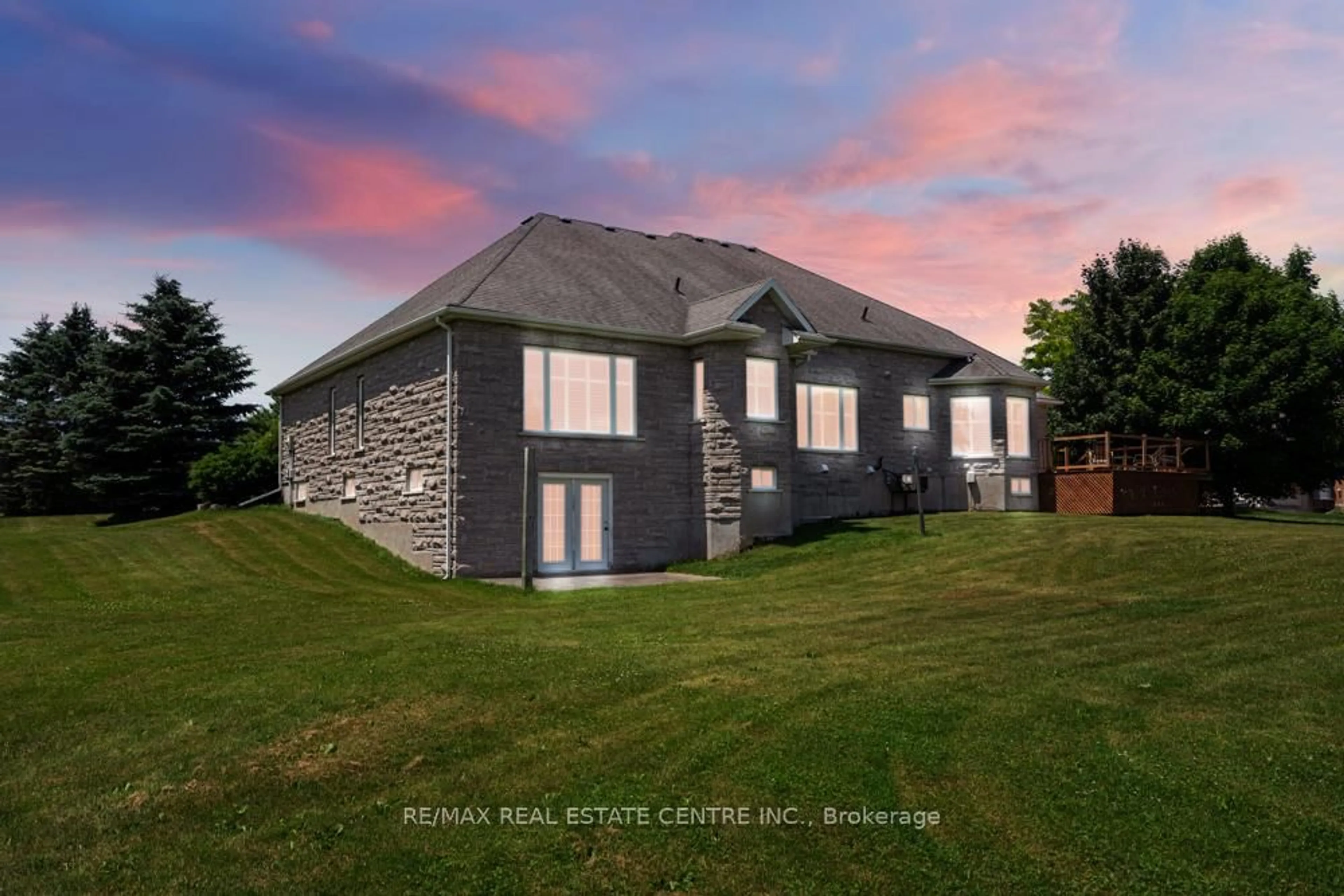 A pic from outside/outdoor area/front of a property/back of a property/a pic from drone, unknown for 1753 Shellard Rd, North Dumfries Ontario N1R 5S7