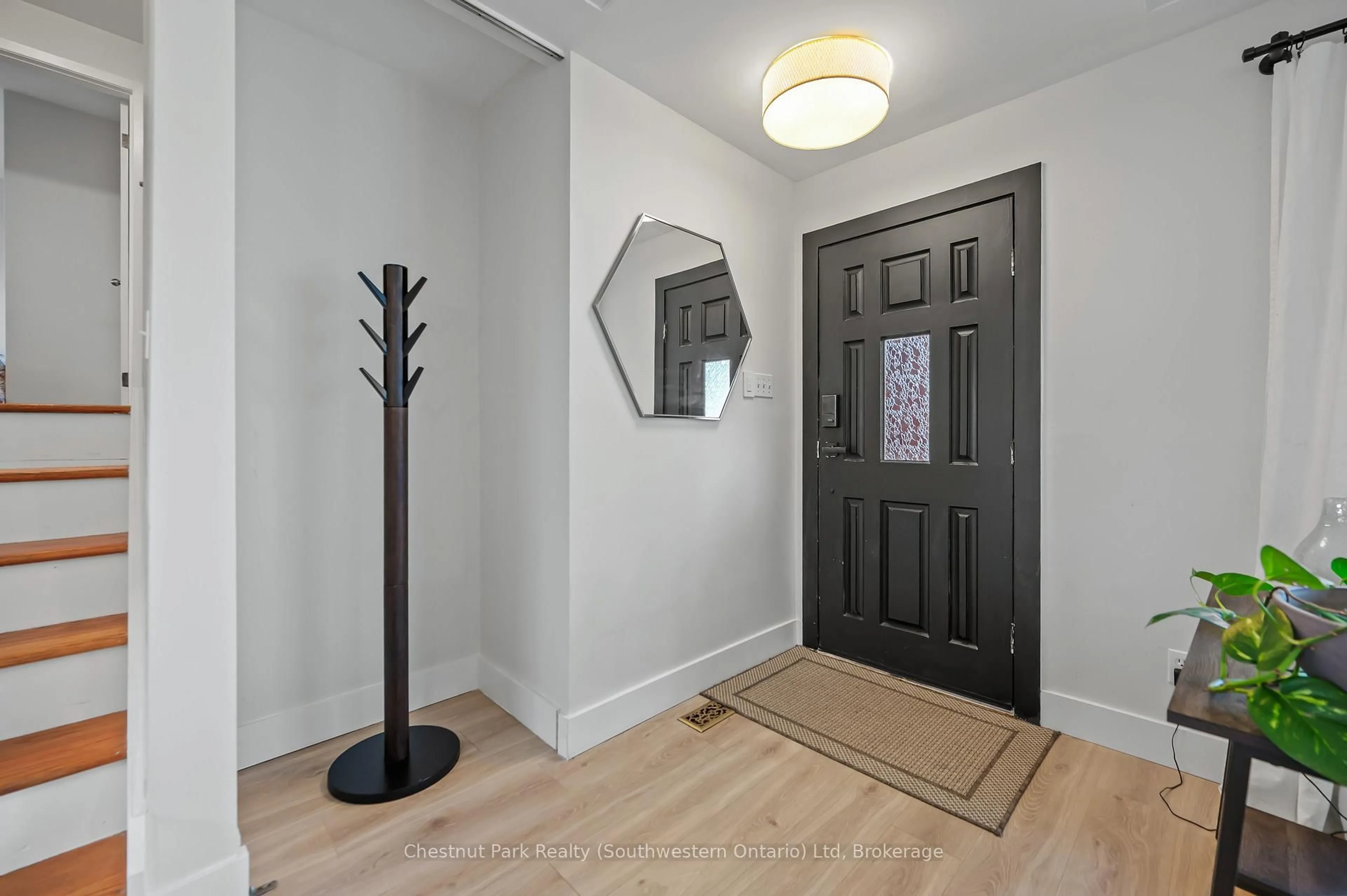 Indoor entryway for 290 Langford Pl, Waterloo Ontario N2J 3S8