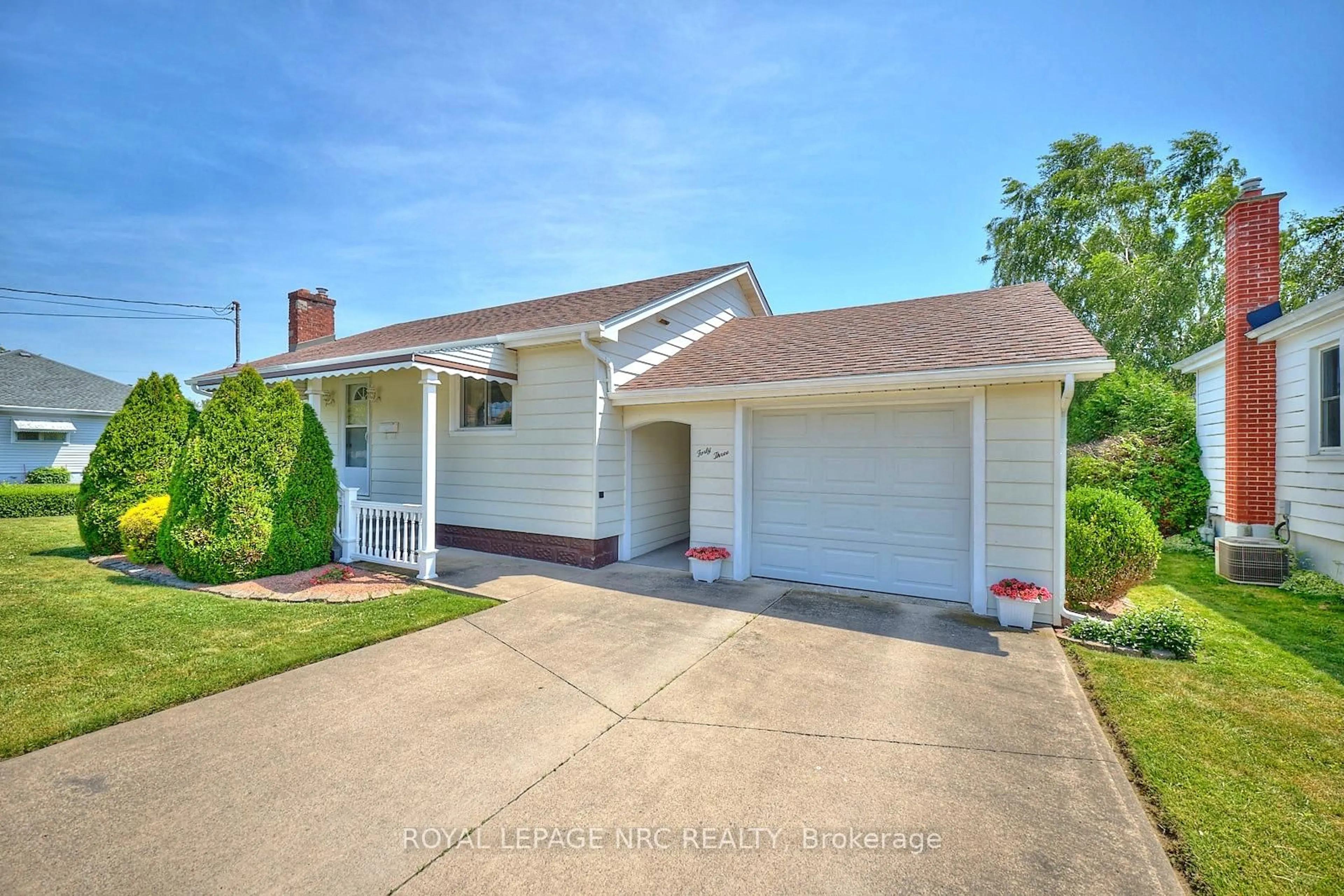 Home with vinyl exterior material, street for 43 Silver St, Port Colborne Ontario L3K 4S2