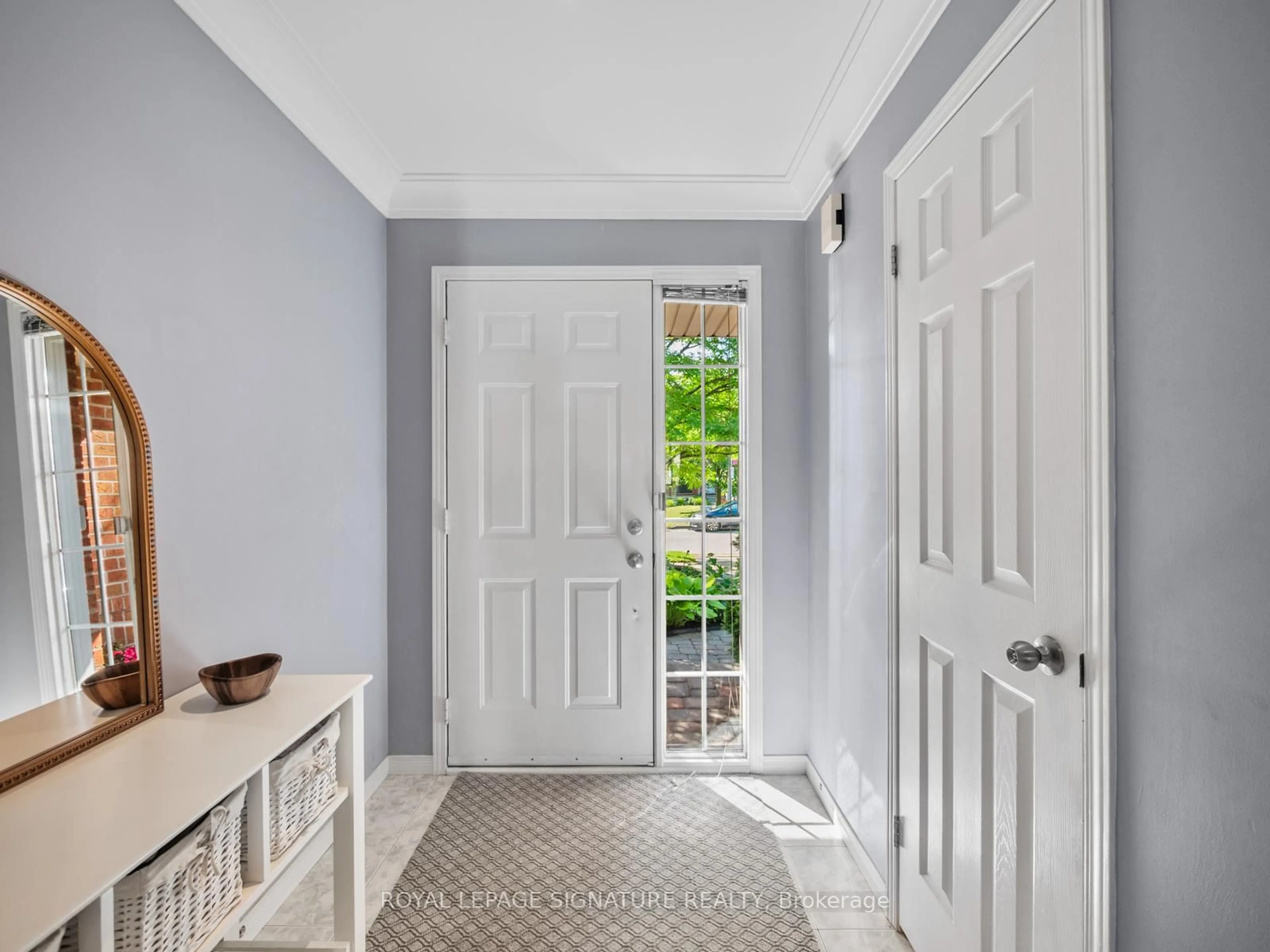 Indoor entryway for 13 Bronte Crt, Hamilton Ontario L9H 7N2