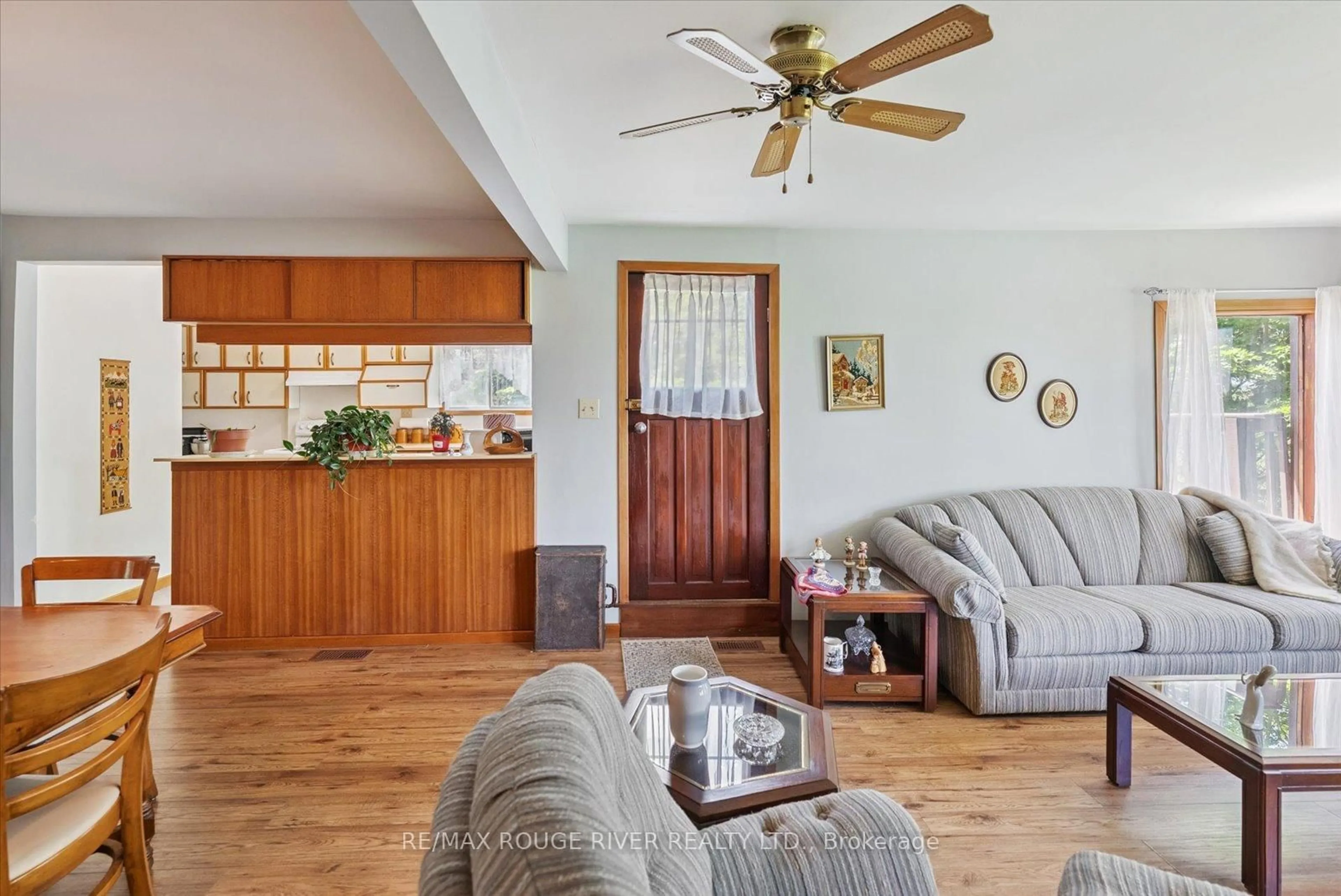 Living room with furniture, unknown for 739 Marble Point Rd, Limoges Ontario K0K 2M0
