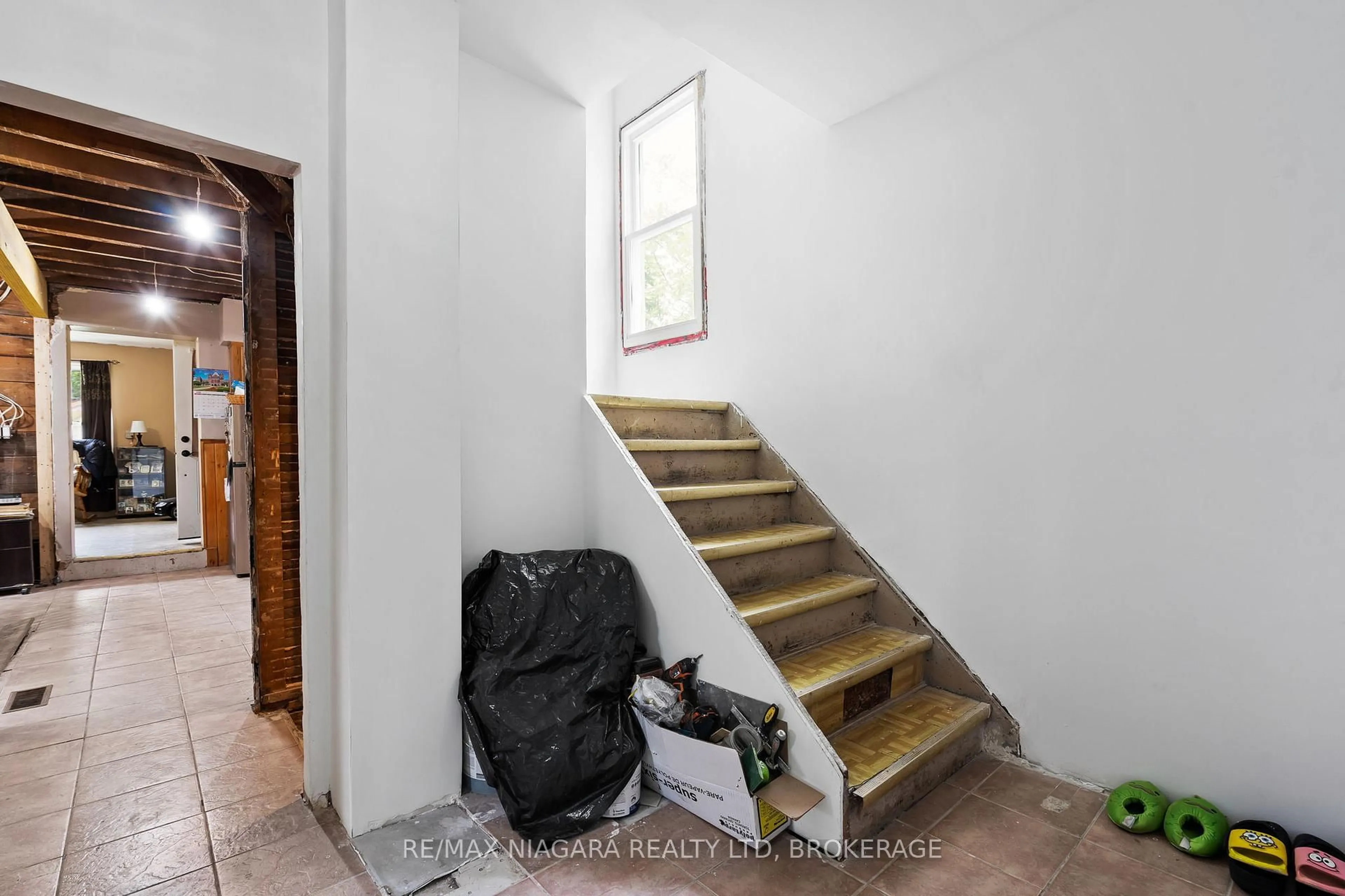Unknown for 16 Margery Rd, Welland Ontario L3B 2P6