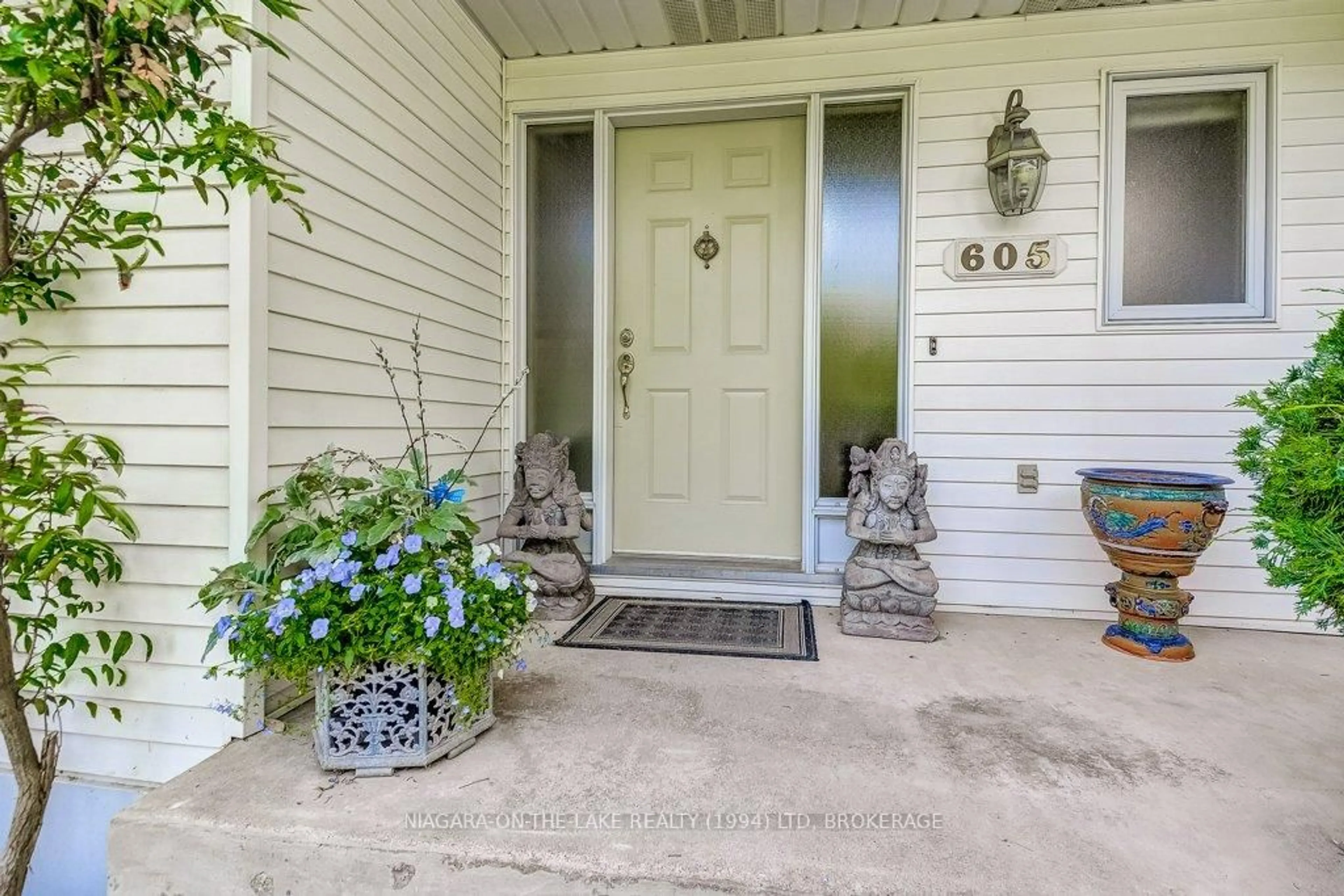 Indoor entryway for 605 Simcoe St, Niagara-on-the-Lake Ontario L0S 1J0