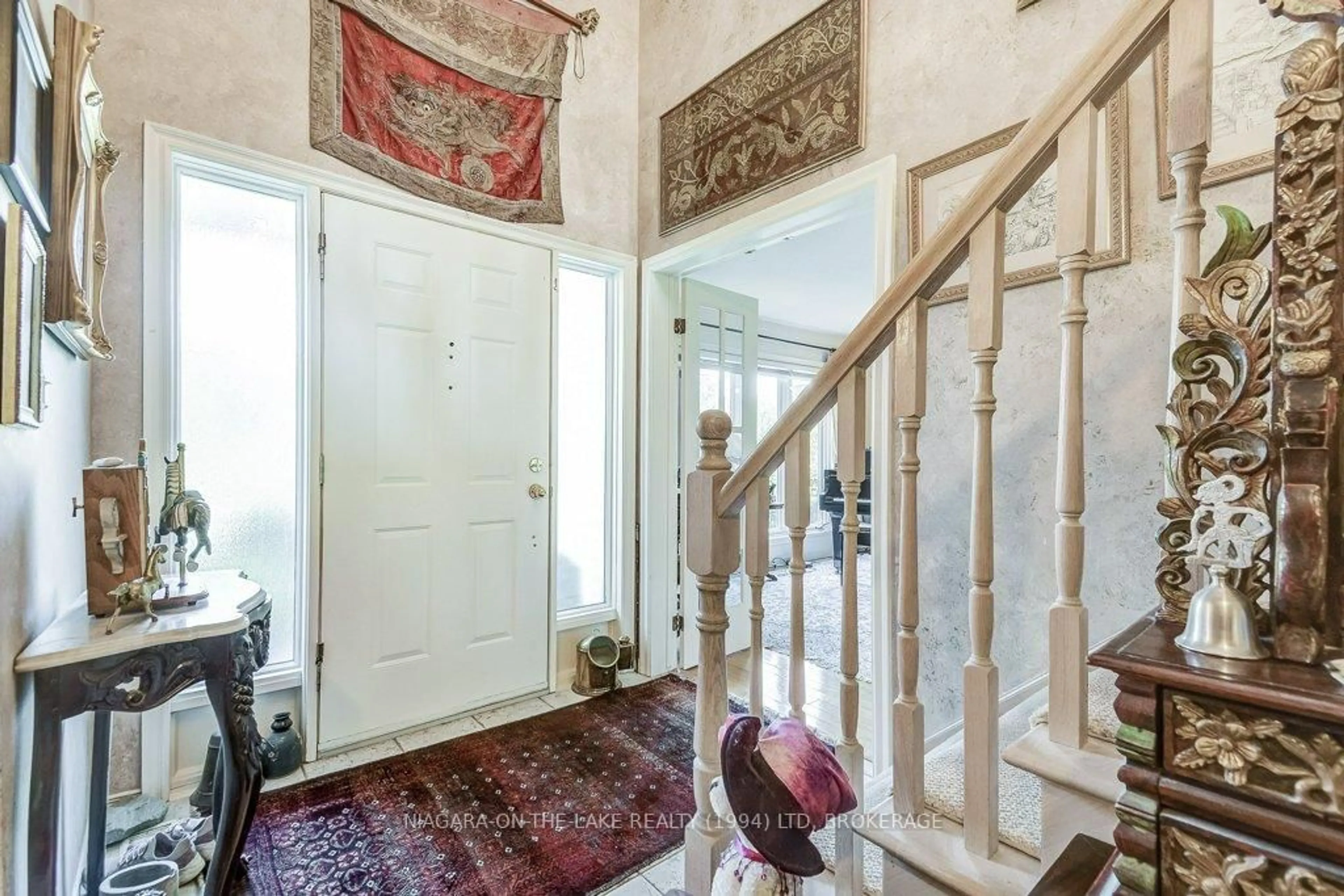 Indoor foyer for 605 Simcoe St, Niagara-on-the-Lake Ontario L0S 1J0