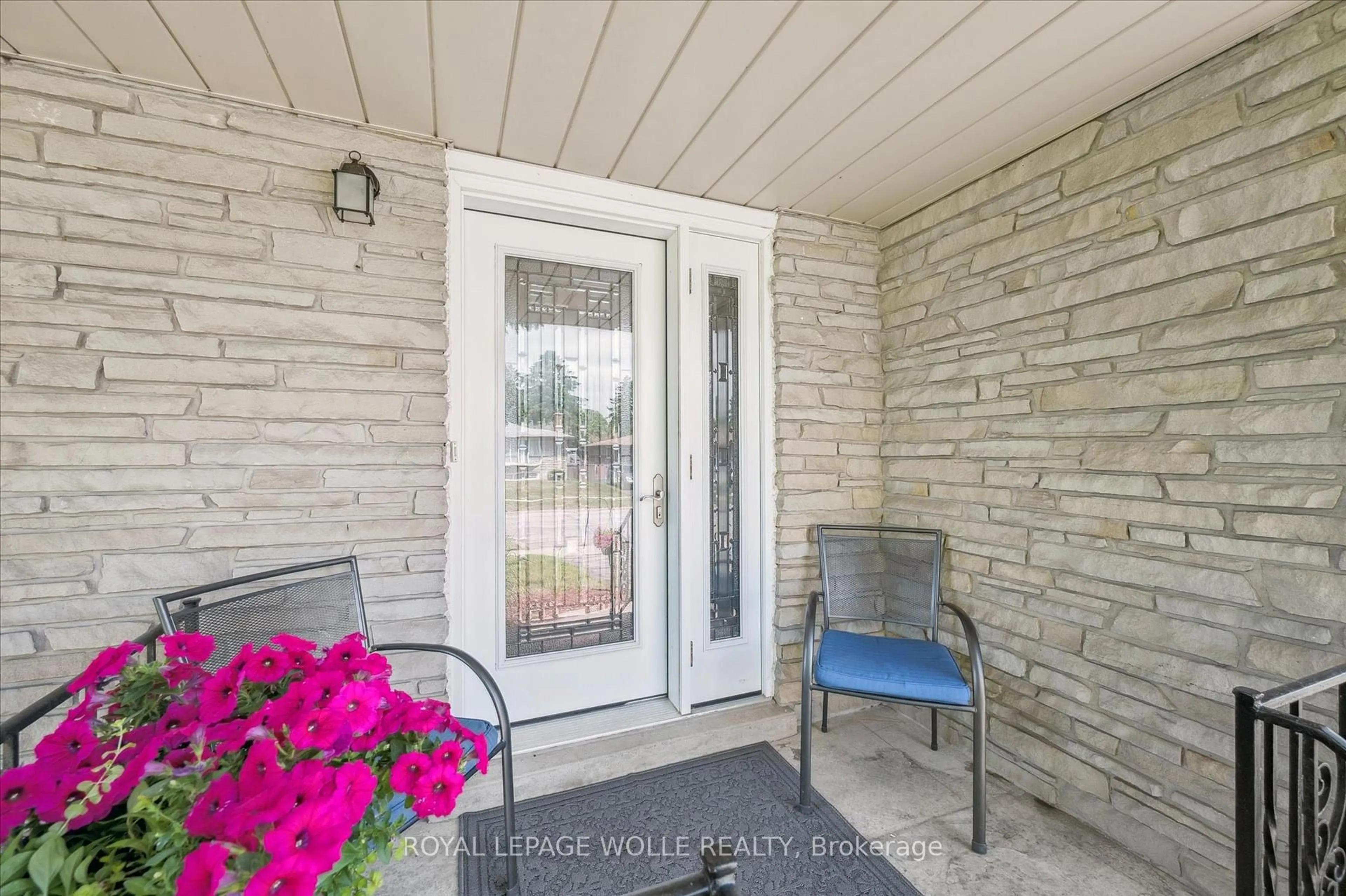 Indoor entryway for 29 Strathcona Cres, Kitchener Ontario N2B 2W8