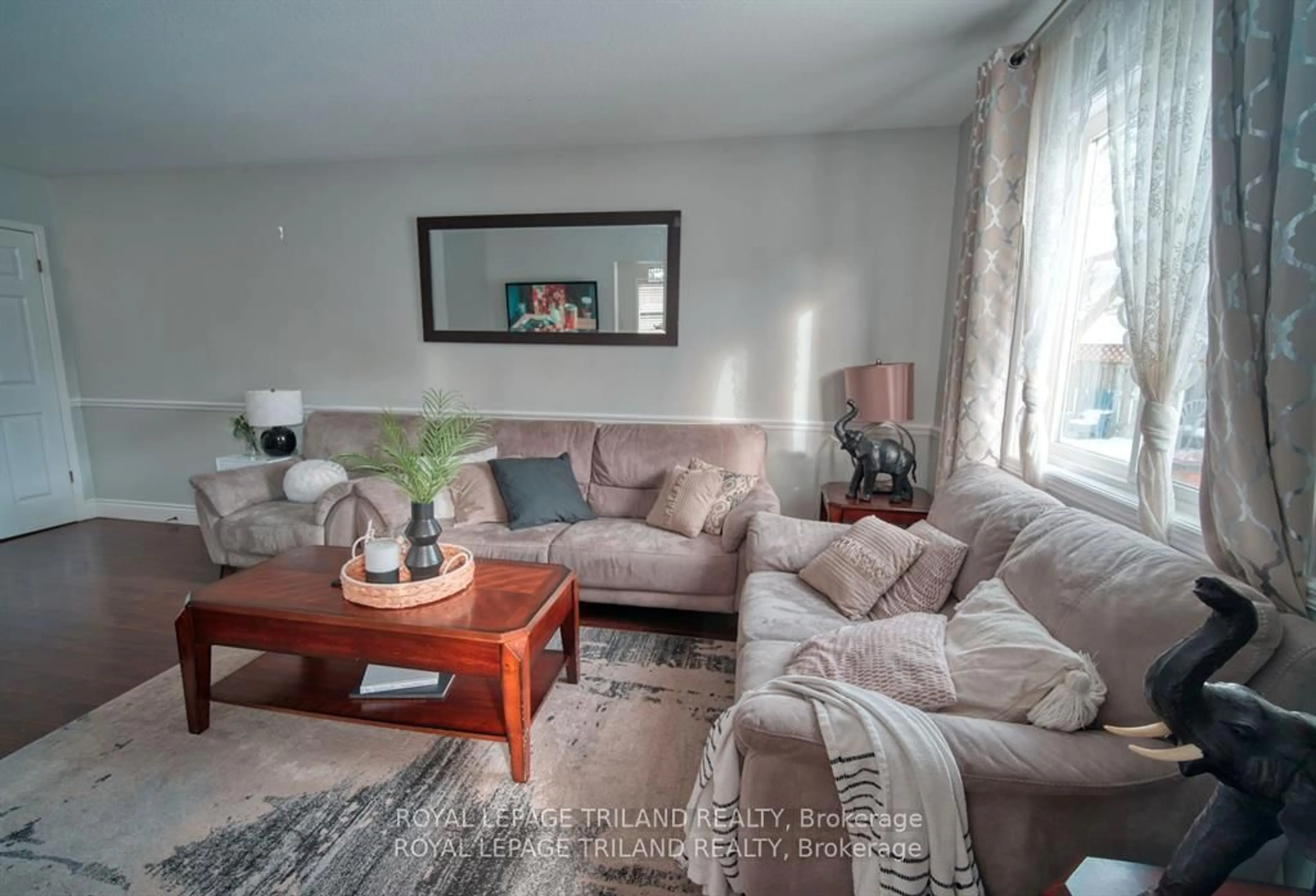 Living room with furniture, unknown for 58 Stonehenge Crt, London East Ontario N5V 4M6