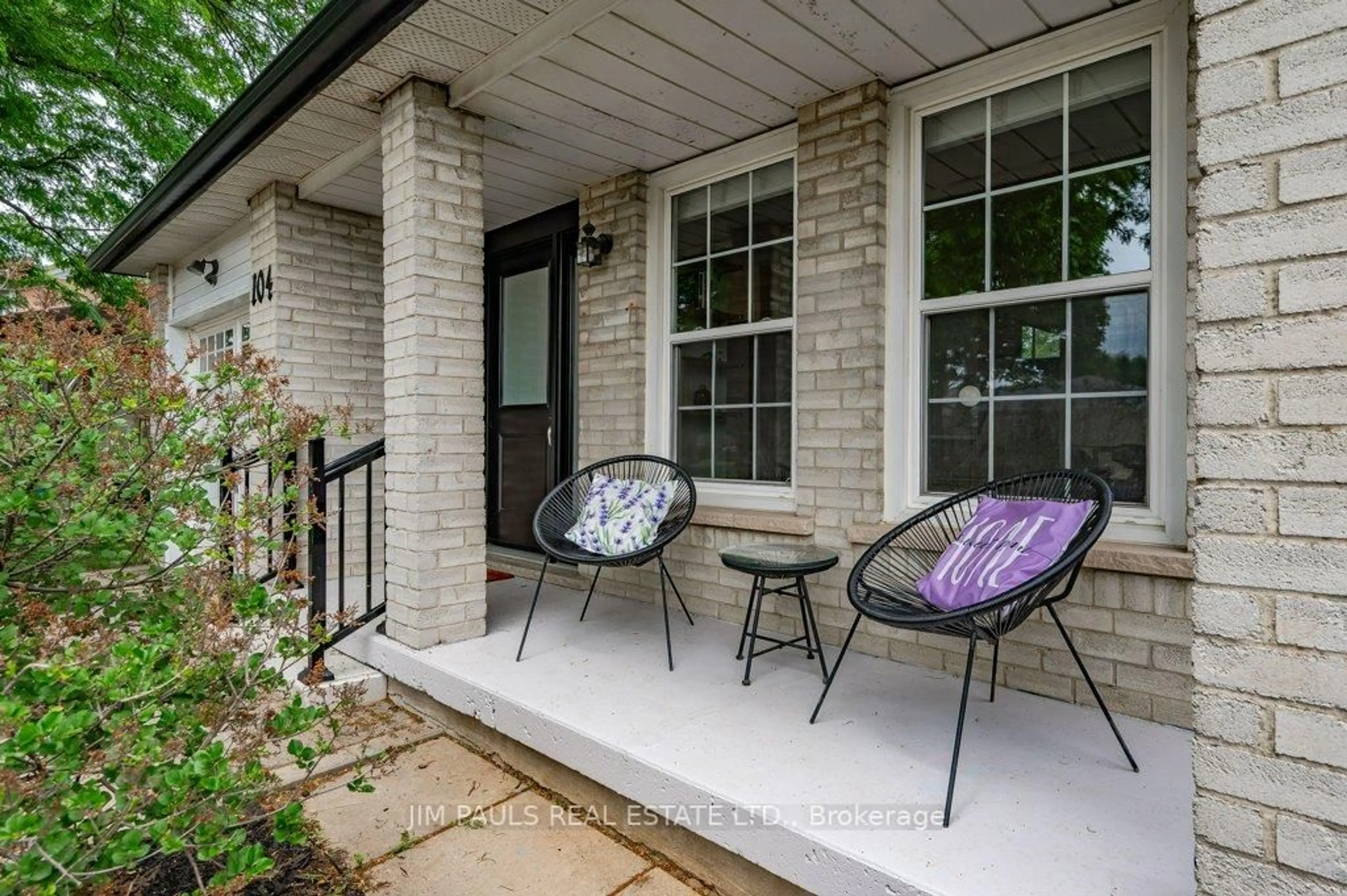 Patio, street for 104 Golfwood Dr, Hamilton Ontario L9C 6W3