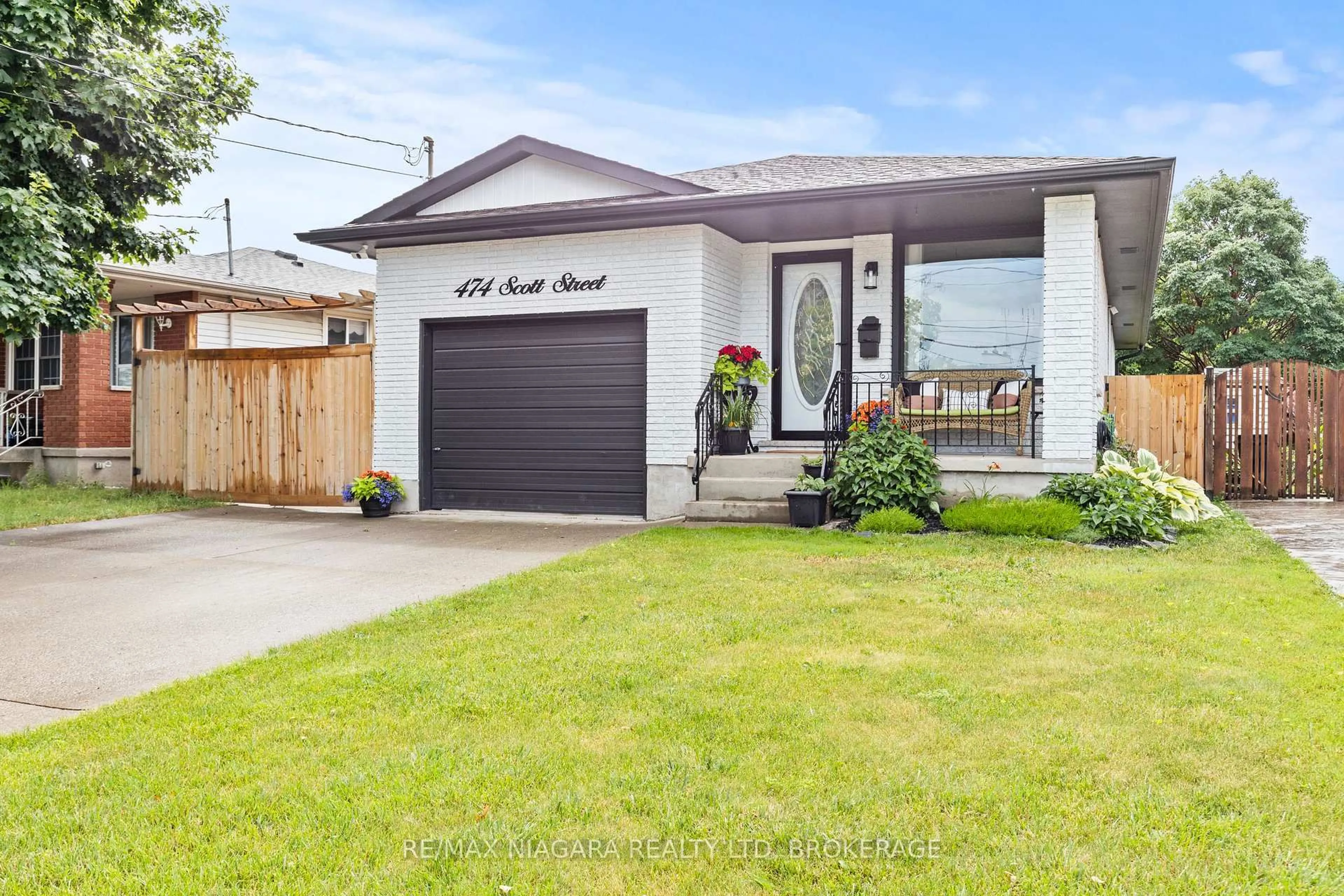 Home with vinyl exterior material, street for 474 Scott St, St. Catharines Ontario L2M 3X2