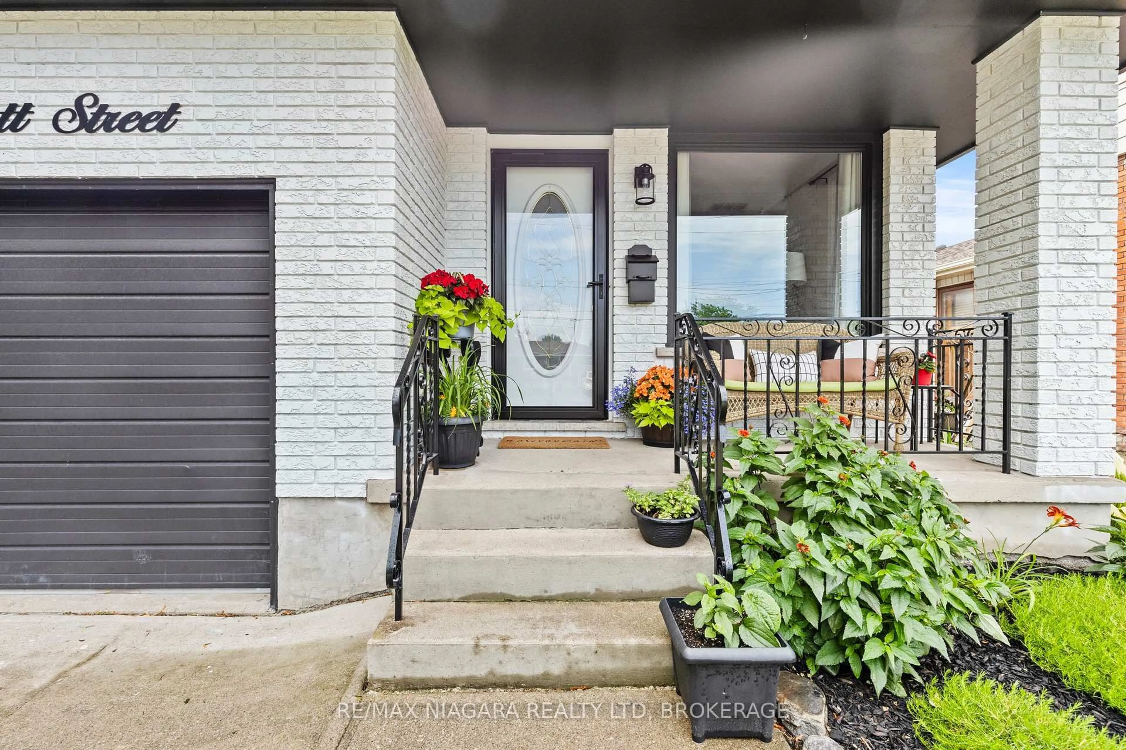 Indoor entryway for 474 Scott St, St. Catharines Ontario L2M 3X2