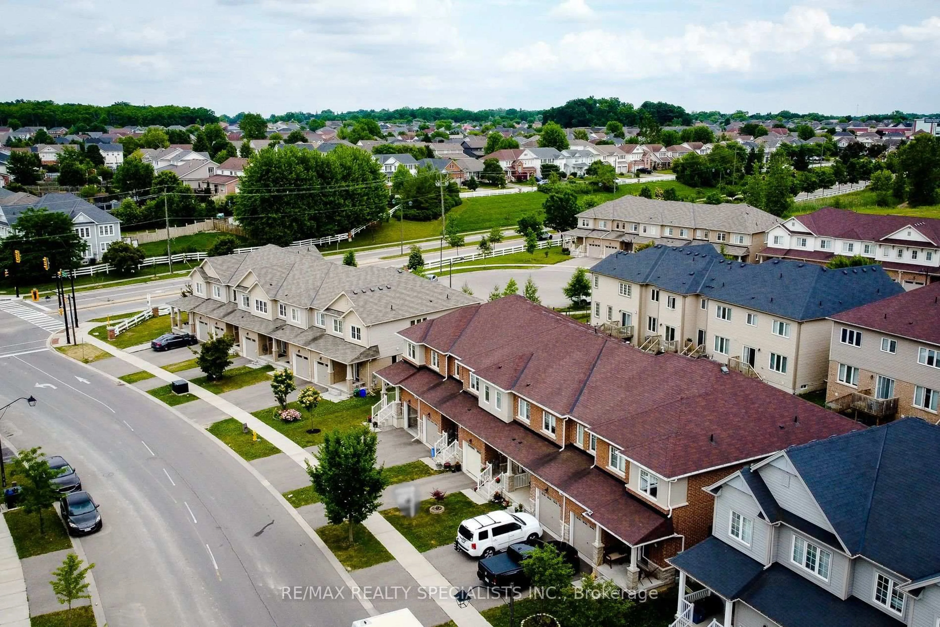 A pic from outside/outdoor area/front of a property/back of a property/a pic from drone, street for 15 Longboat Ru, Brantford Ontario N3T 0P3