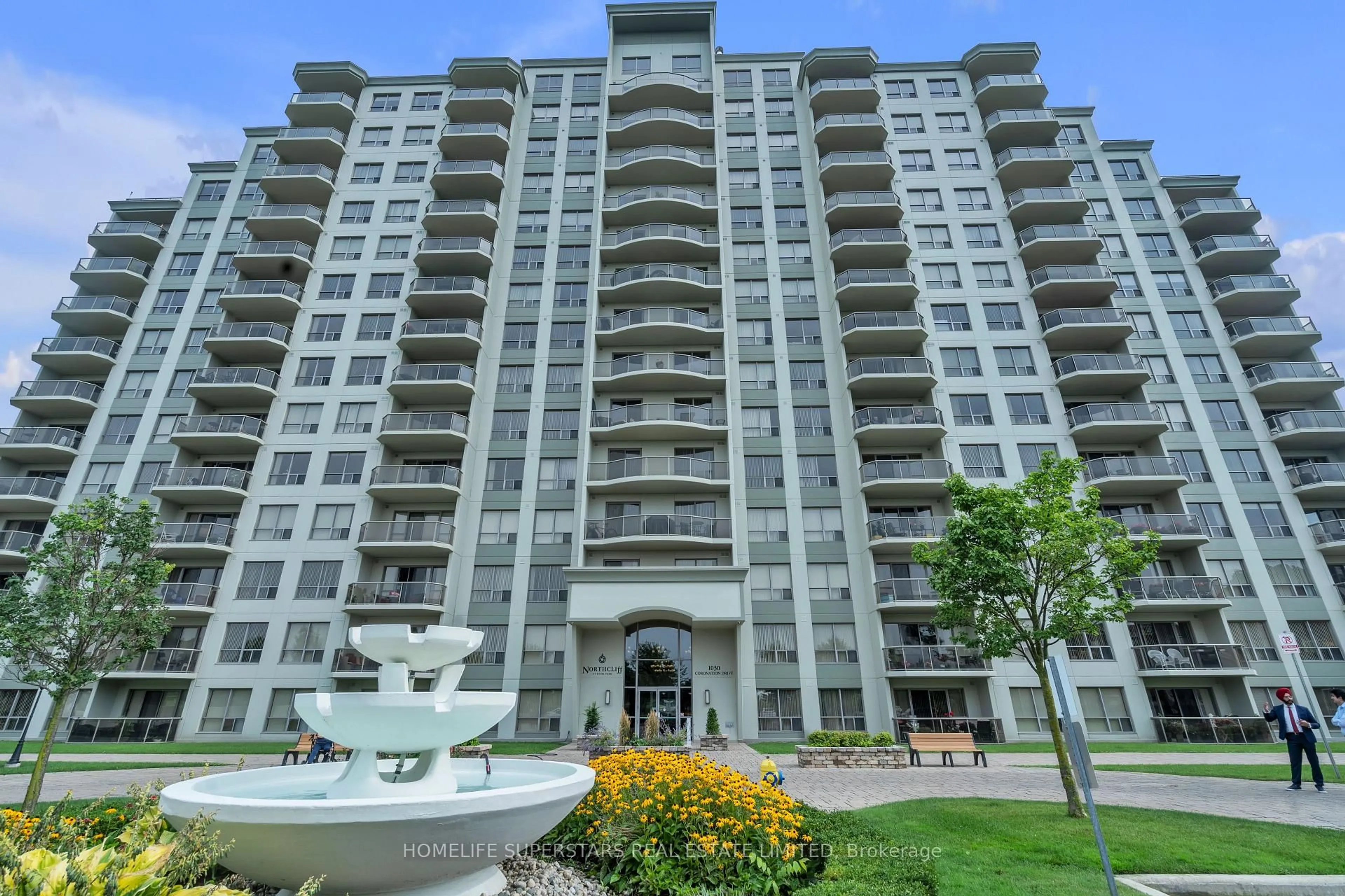 Indoor foyer for 1030 Coronation Dr #1003, London North Ontario N6G 0G5