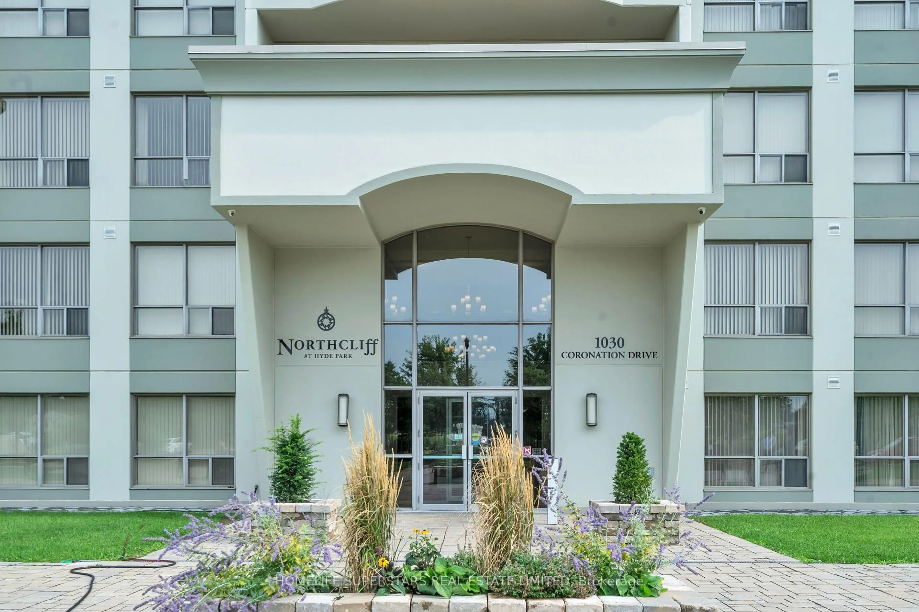 Indoor foyer for 1030 Coronation Dr #1003, London North Ontario N6G 0G5