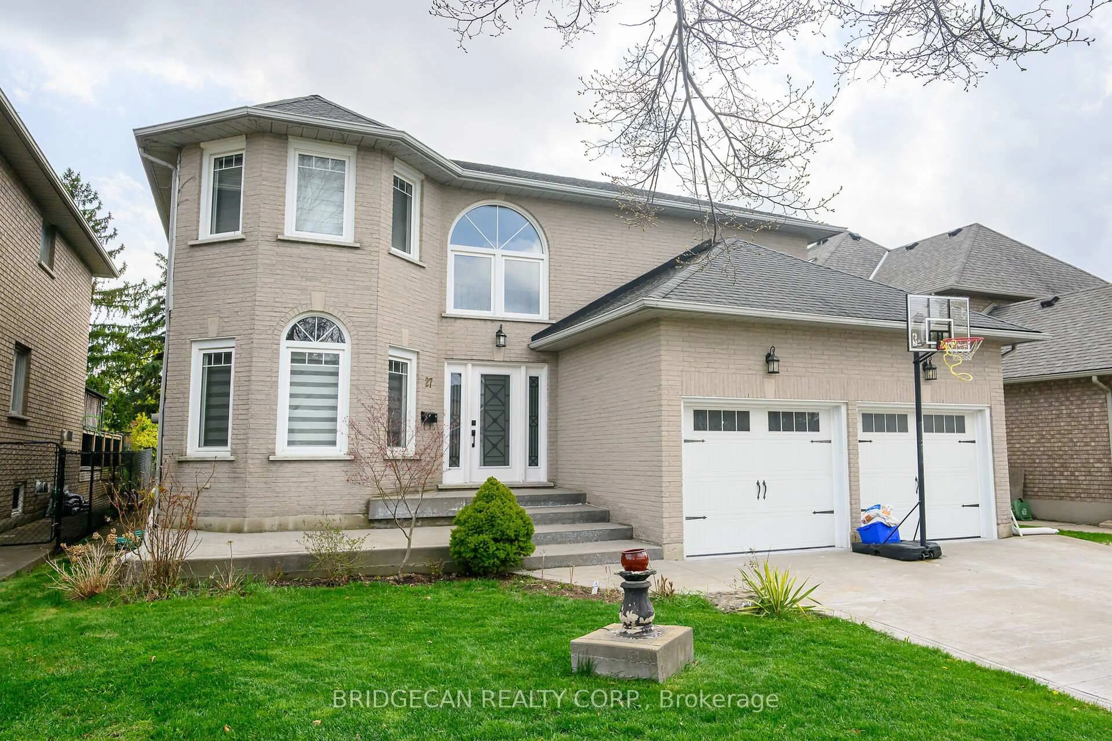 Home with vinyl exterior material, street for 27 Promenade Dr, Hamilton Ontario L8J 2T3