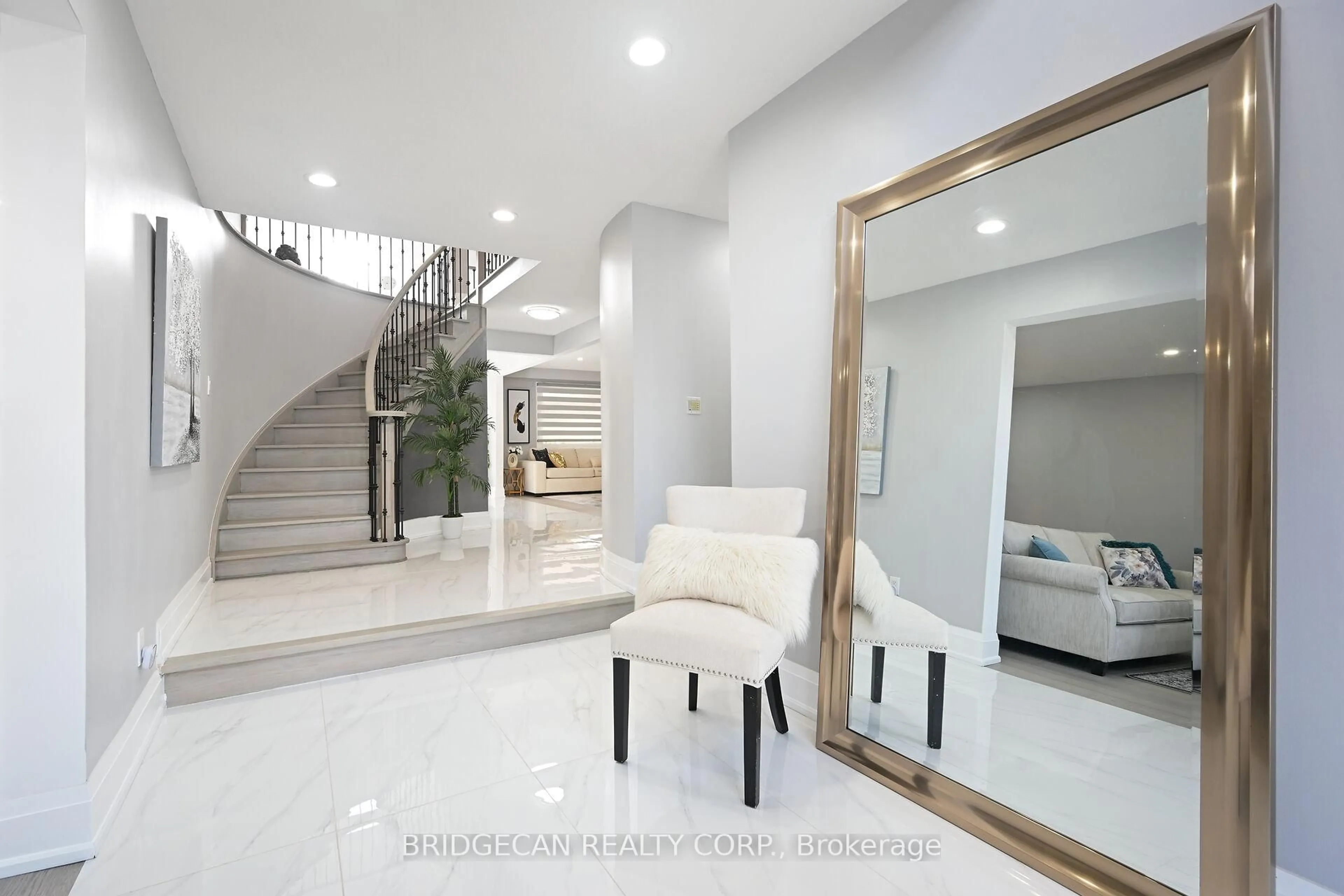 Indoor foyer for 27 Promenade Dr, Hamilton Ontario L8J 2T3