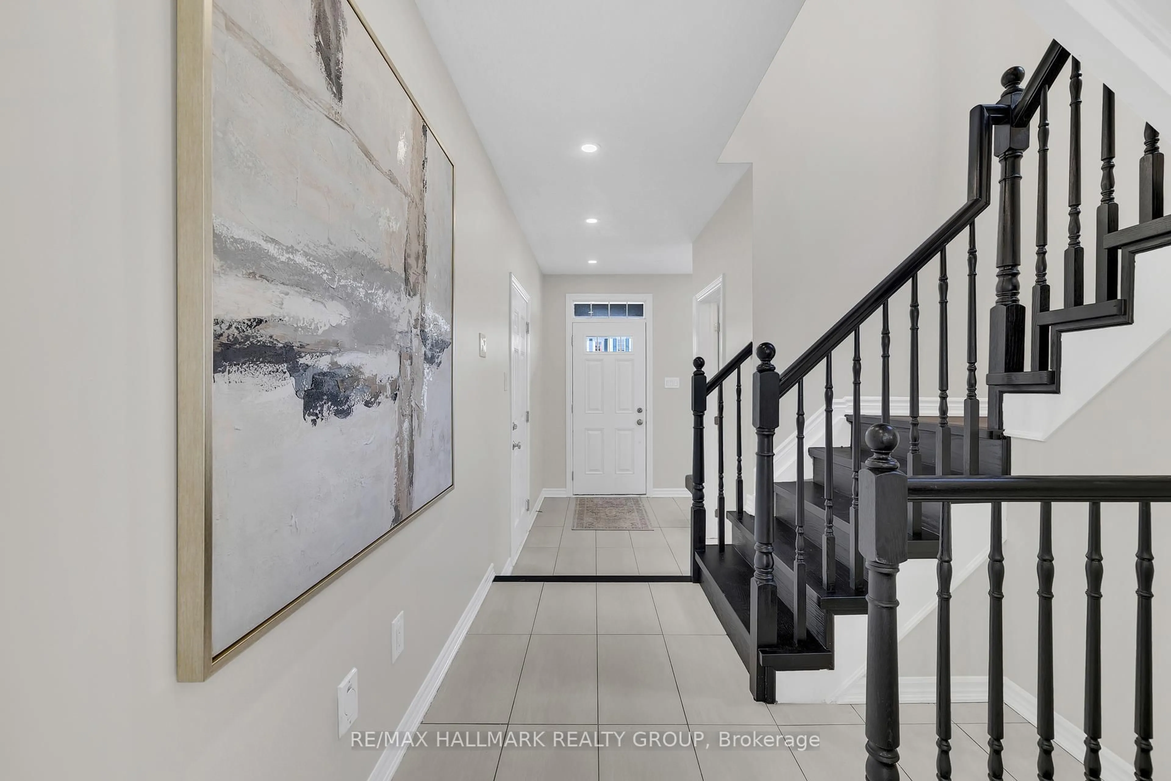 Indoor entryway for 130 Cranesbill Rd, Ottawa Ontario K2V 0J5