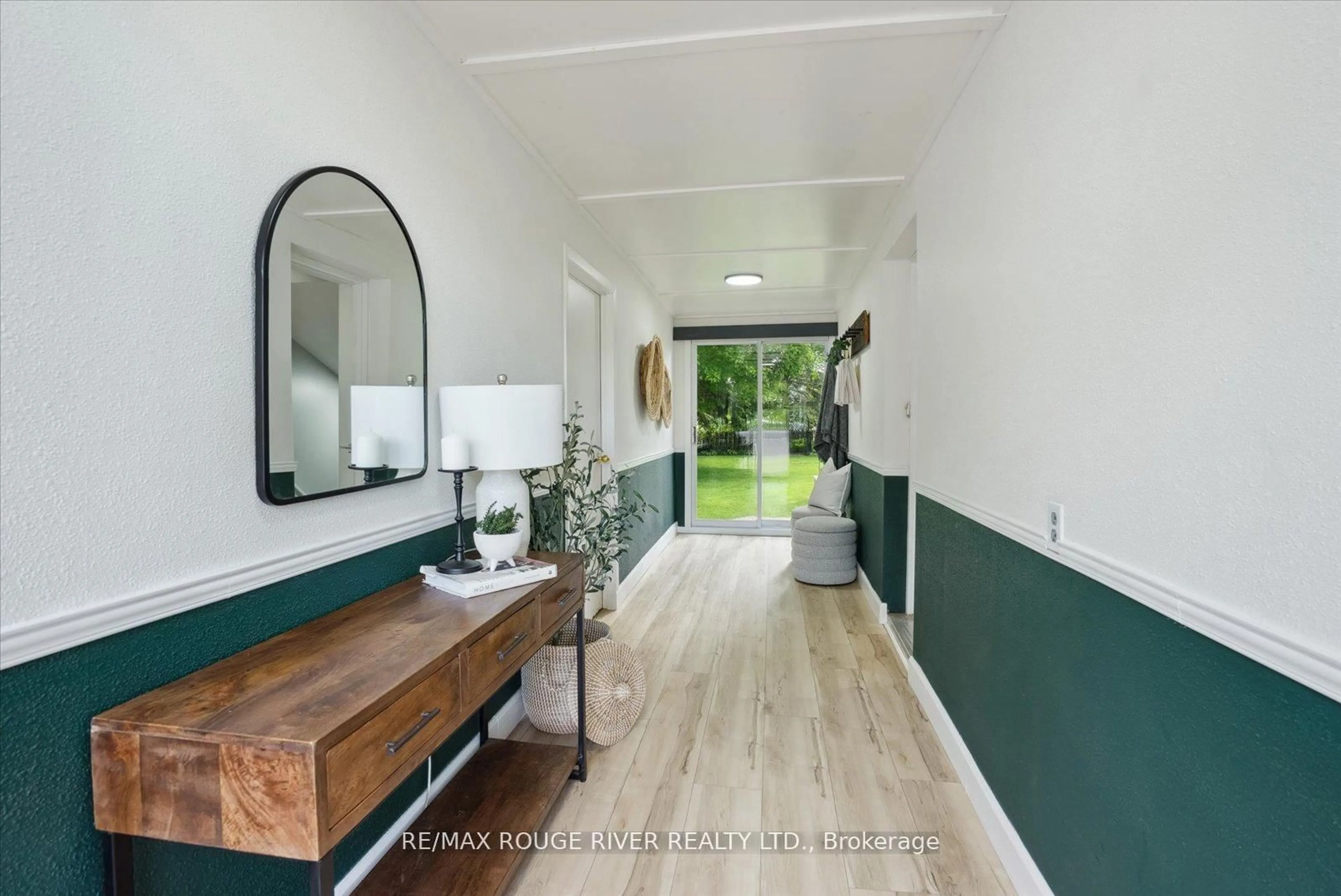 Indoor entryway for 2814 Cornish Hollow Rd, Hamilton Township Ontario K9A 4J9
