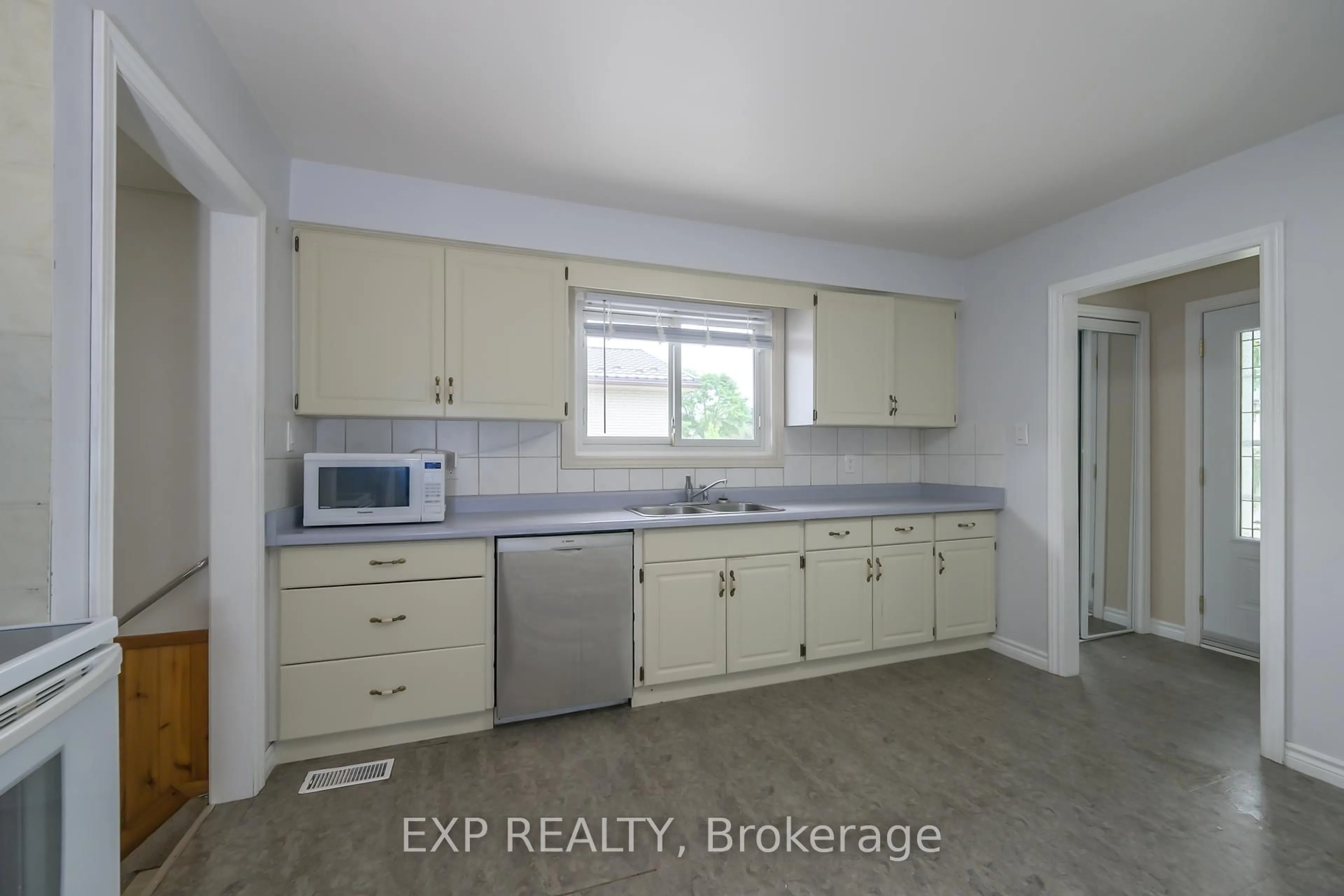 Standard kitchen, ceramic/tile floor for 148 Mendip Cres, London South Ontario N6E 1H1