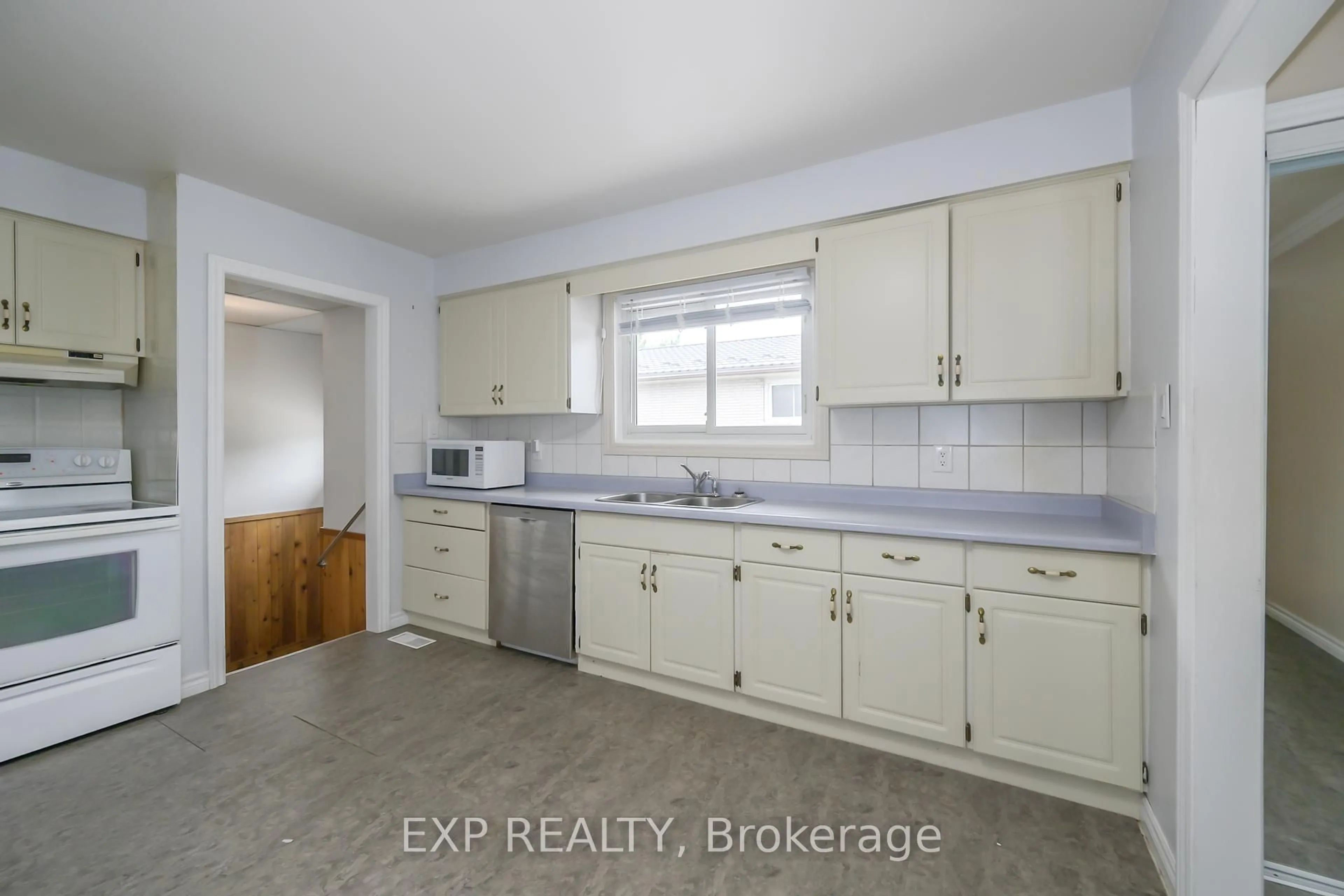 Standard kitchen, ceramic/tile floor for 148 Mendip Cres, London South Ontario N6E 1H1