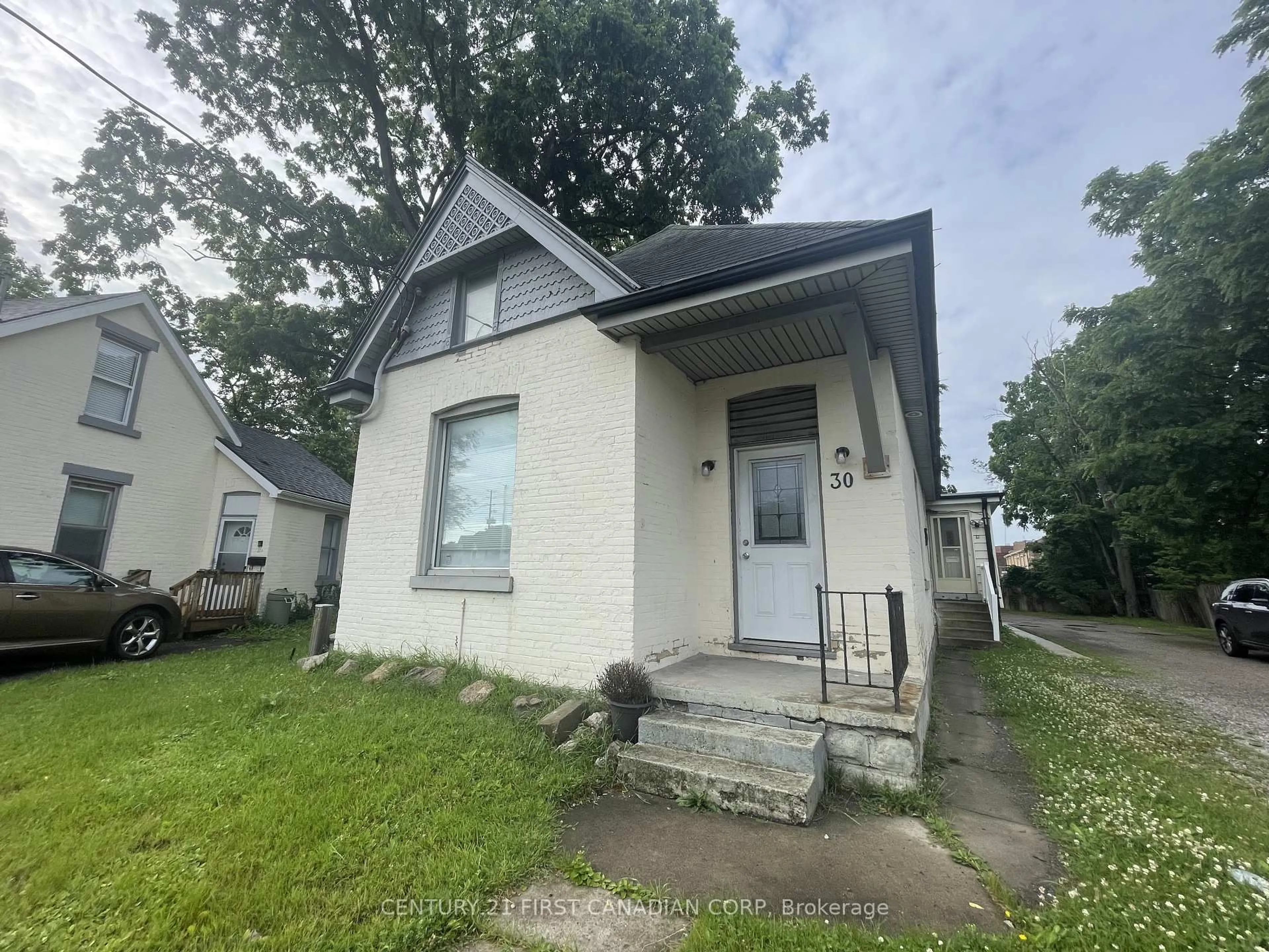 A pic of a room for 30 Oxford St, London North Ontario N6H 1R3