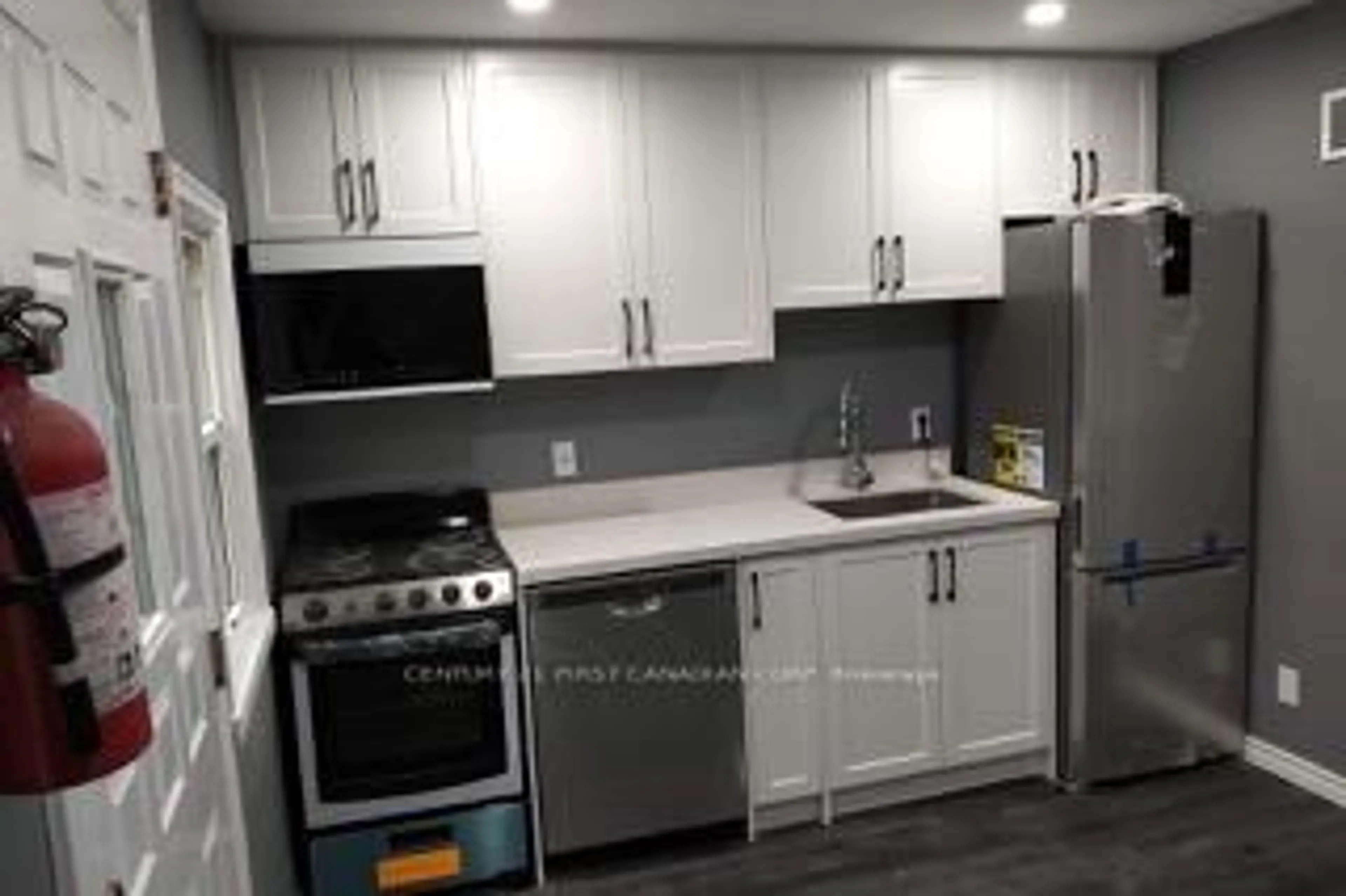 Standard kitchen, unknown for 30 Oxford St, London North Ontario N6H 1R3