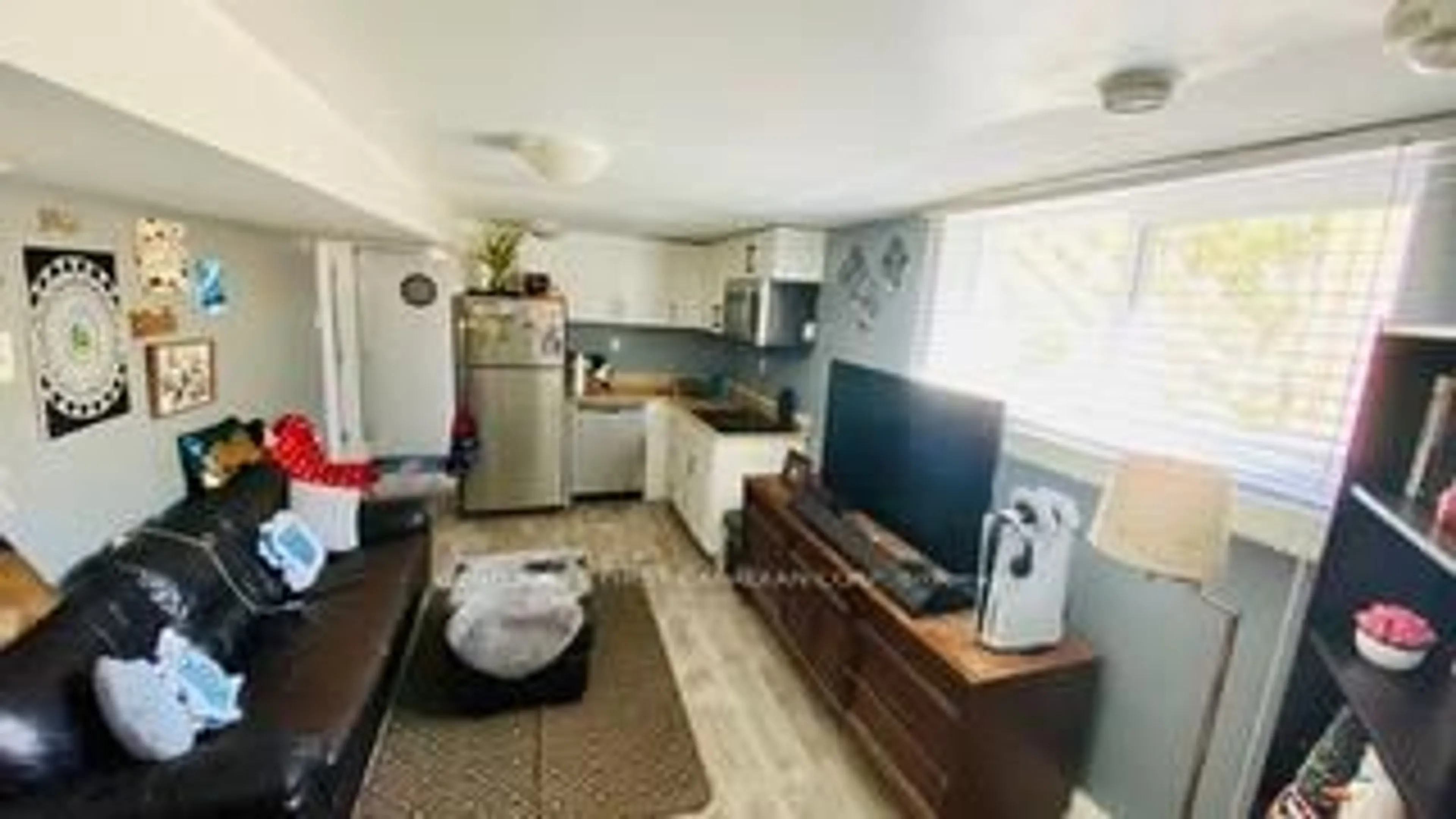 A pic of a room for 30 Oxford St, London North Ontario N6H 1R3