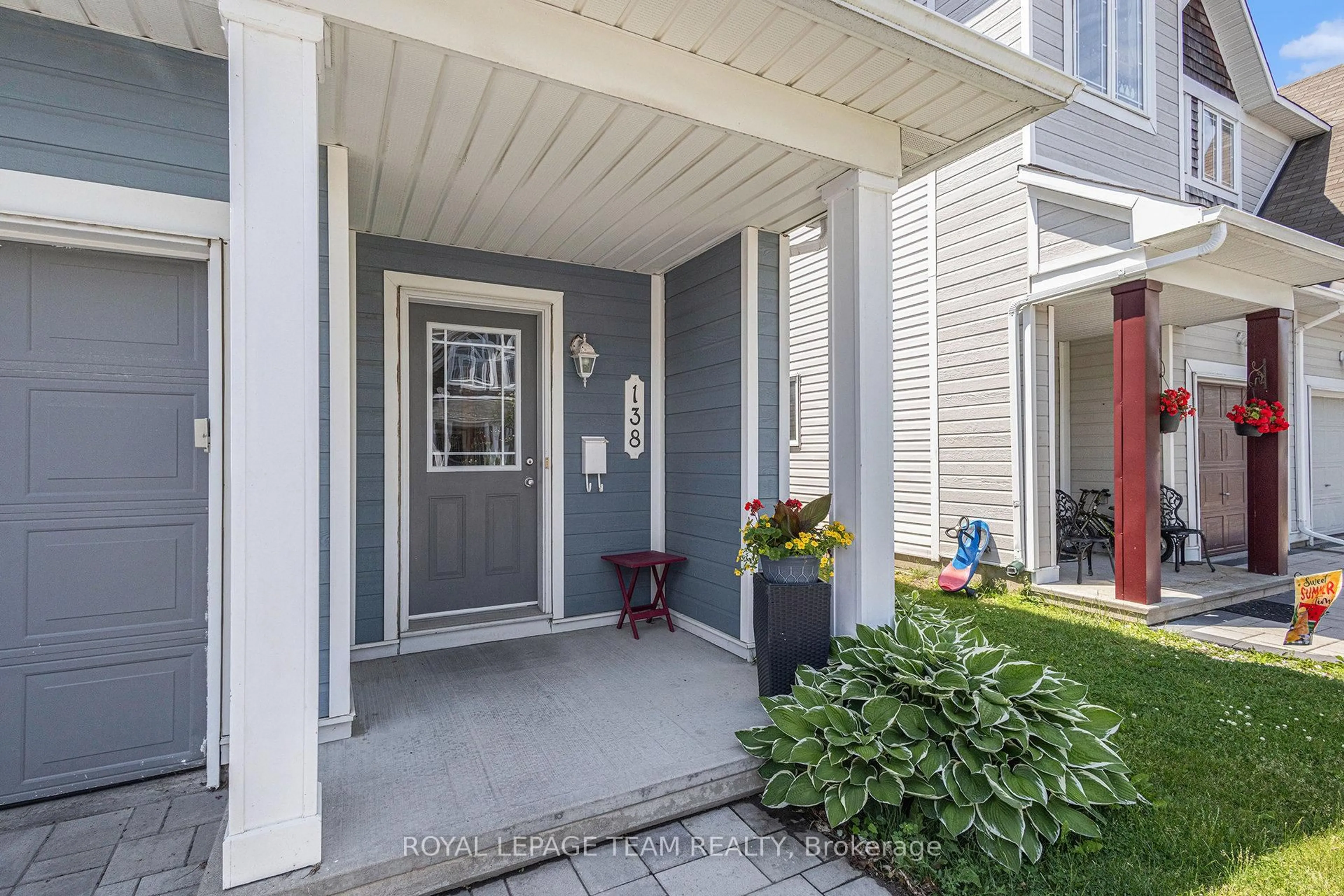Indoor entryway for 138 Freeport Dr, Ottawa Ontario K2M 0A8