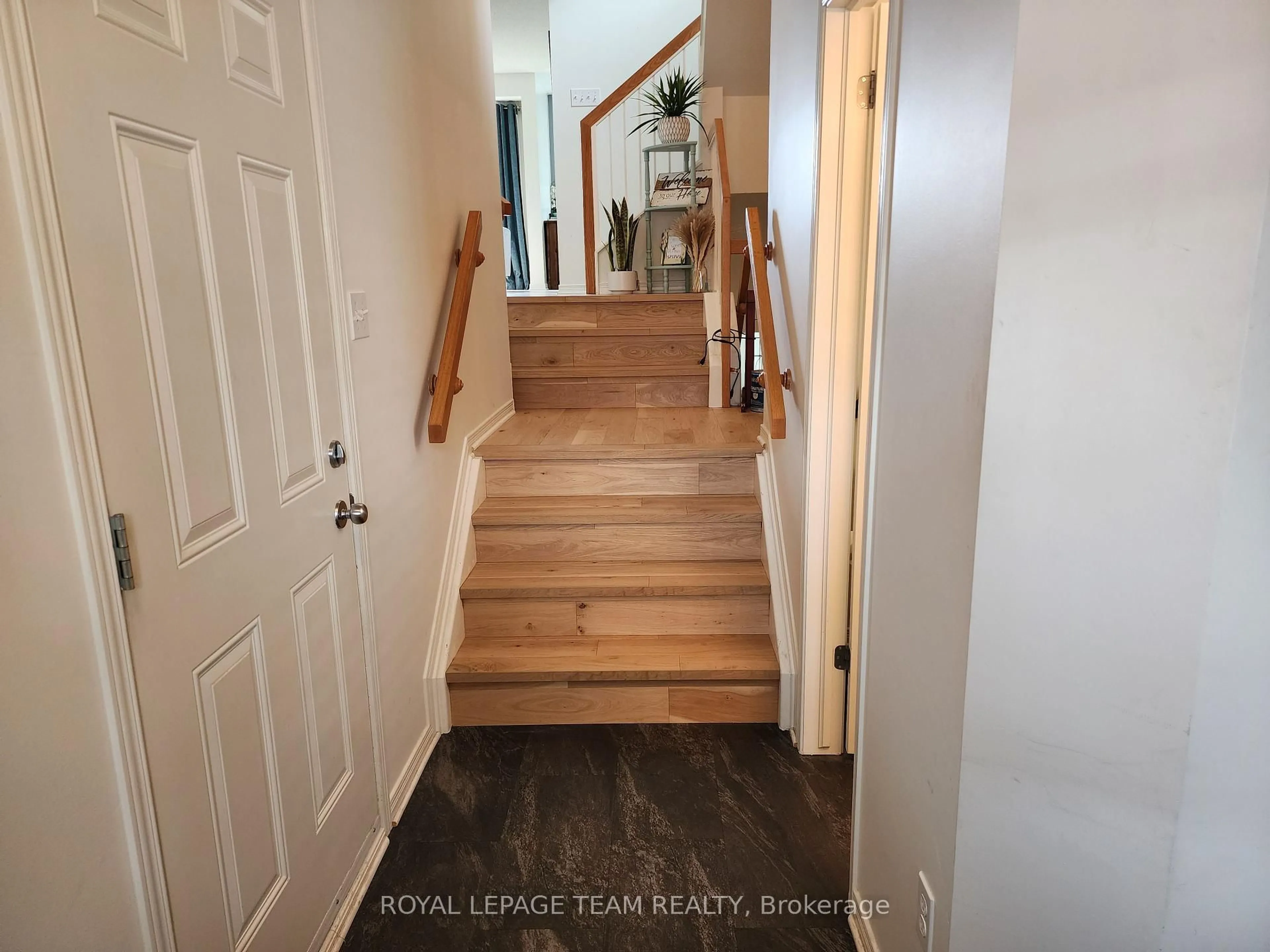 Stairs for 138 Freeport Dr, Ottawa Ontario K2M 0A8