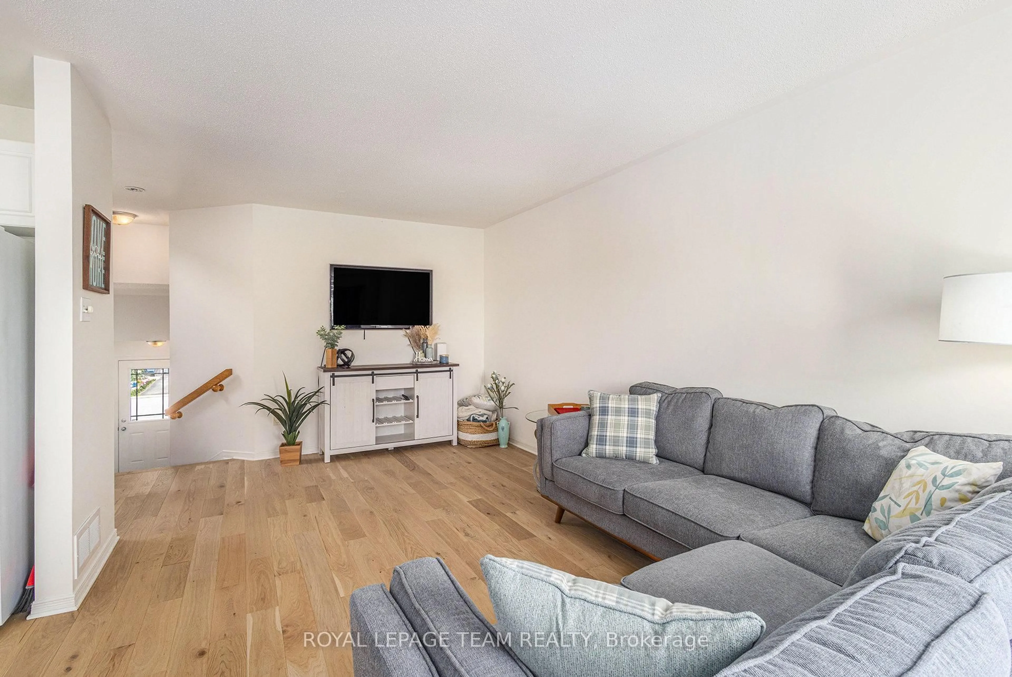 Living room with furniture, unknown for 138 Freeport Dr, Ottawa Ontario K2M 0A8