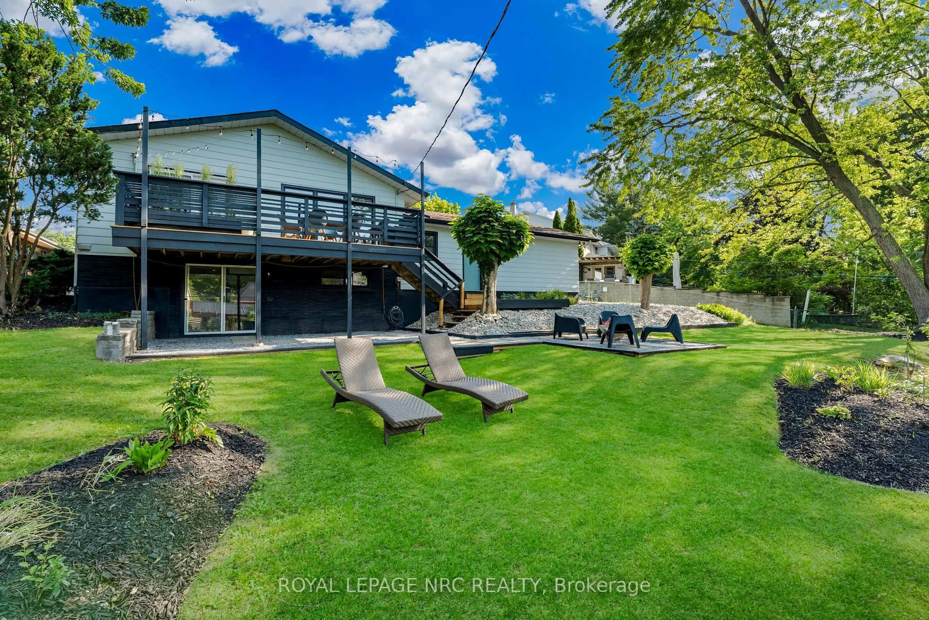 A pic from outside/outdoor area/front of a property/back of a property/a pic from drone, water/lake/river/ocean view for 10 Aberdeen Circ, St. Catharines Ontario L2T 2B8