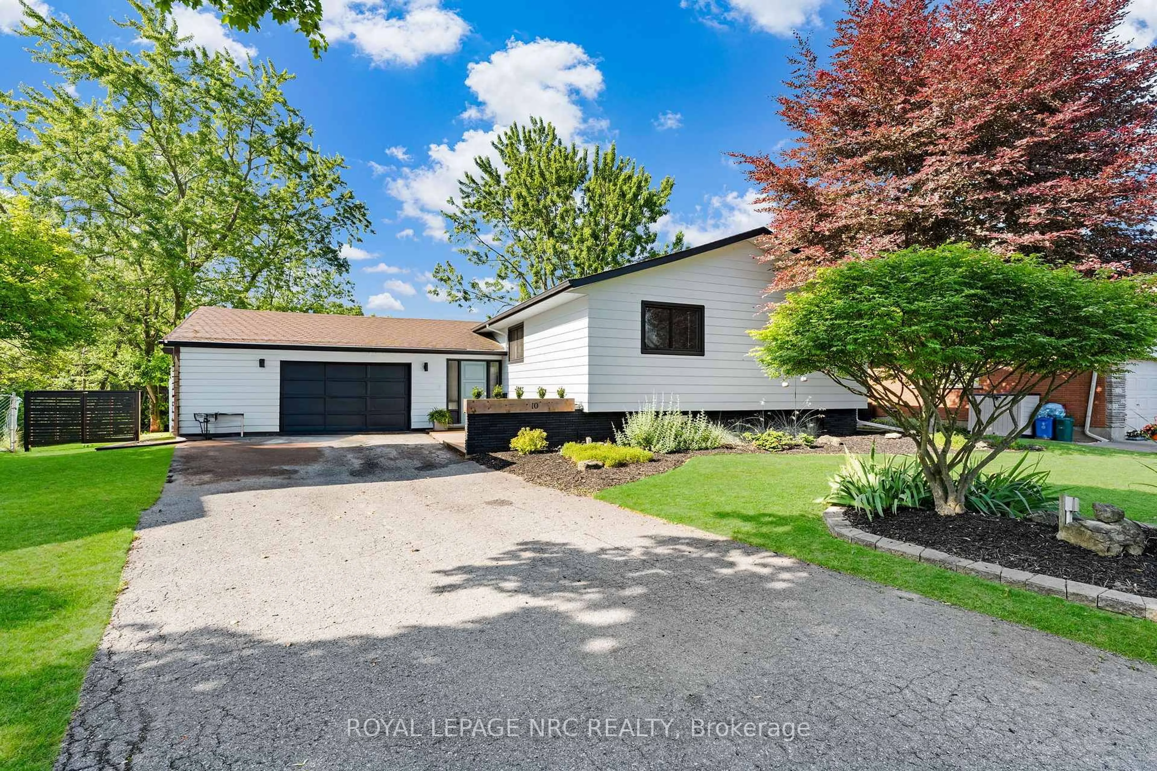 A pic from outside/outdoor area/front of a property/back of a property/a pic from drone, street for 10 Aberdeen Circ, St. Catharines Ontario L2T 2B8